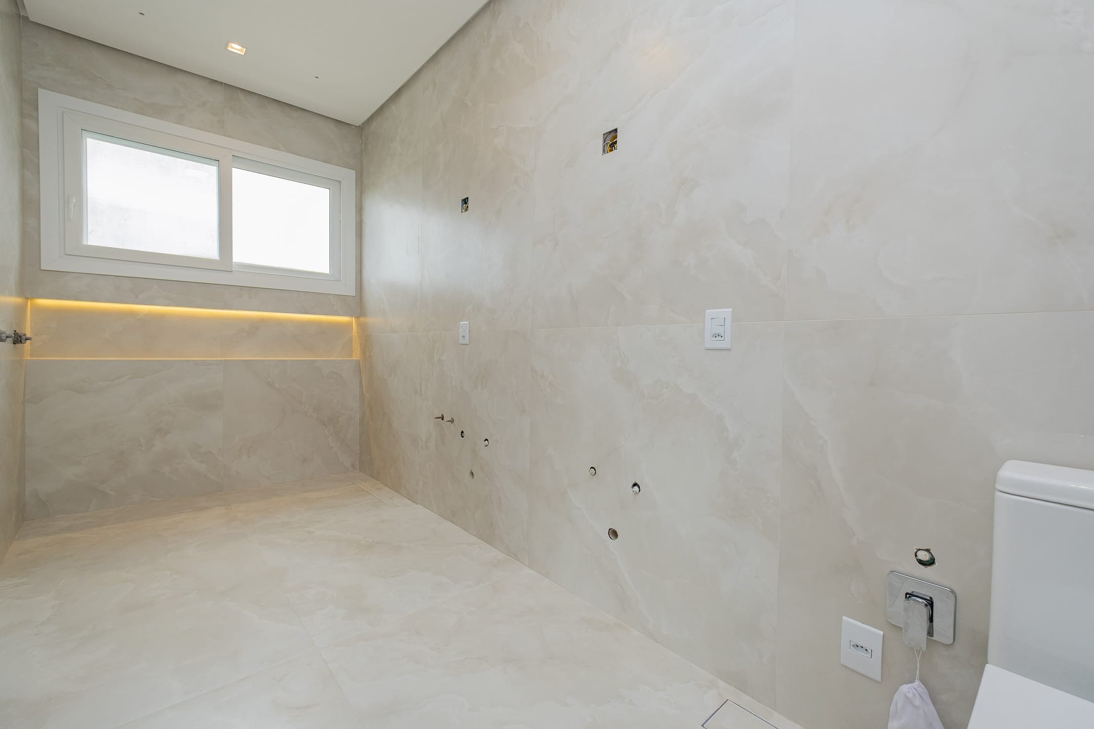 Casa à venda no Alphaville, Laranjal - 314 m², 4 quartos (sendo todos suítes), acabamentos de alto padrão e fundo para o lago. - 20