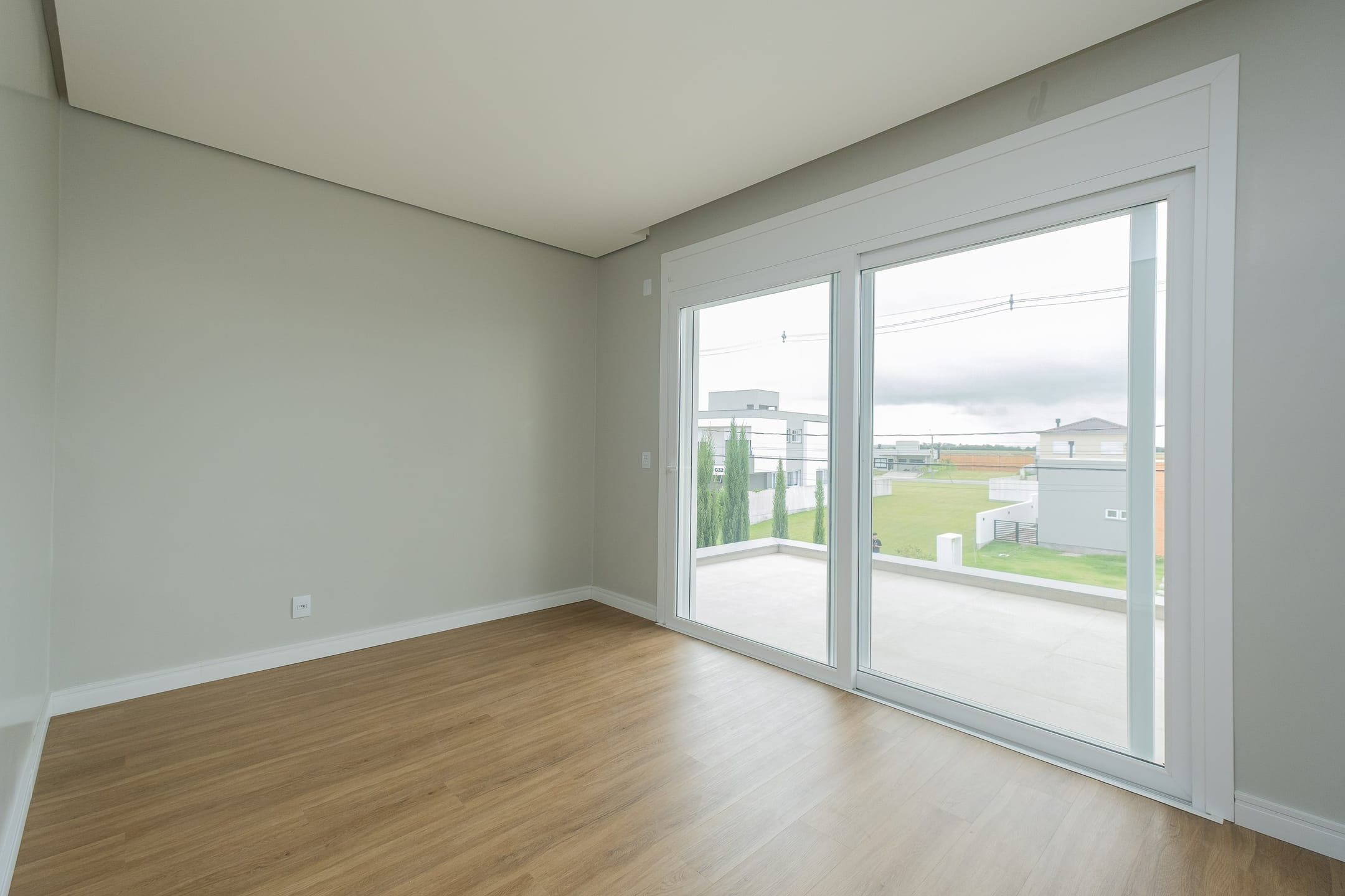 Casa à venda no Alphaville, Laranjal - 314 m², 4 quartos (sendo todos suítes), acabamentos de alto padrão e fundo para o lago. - 21