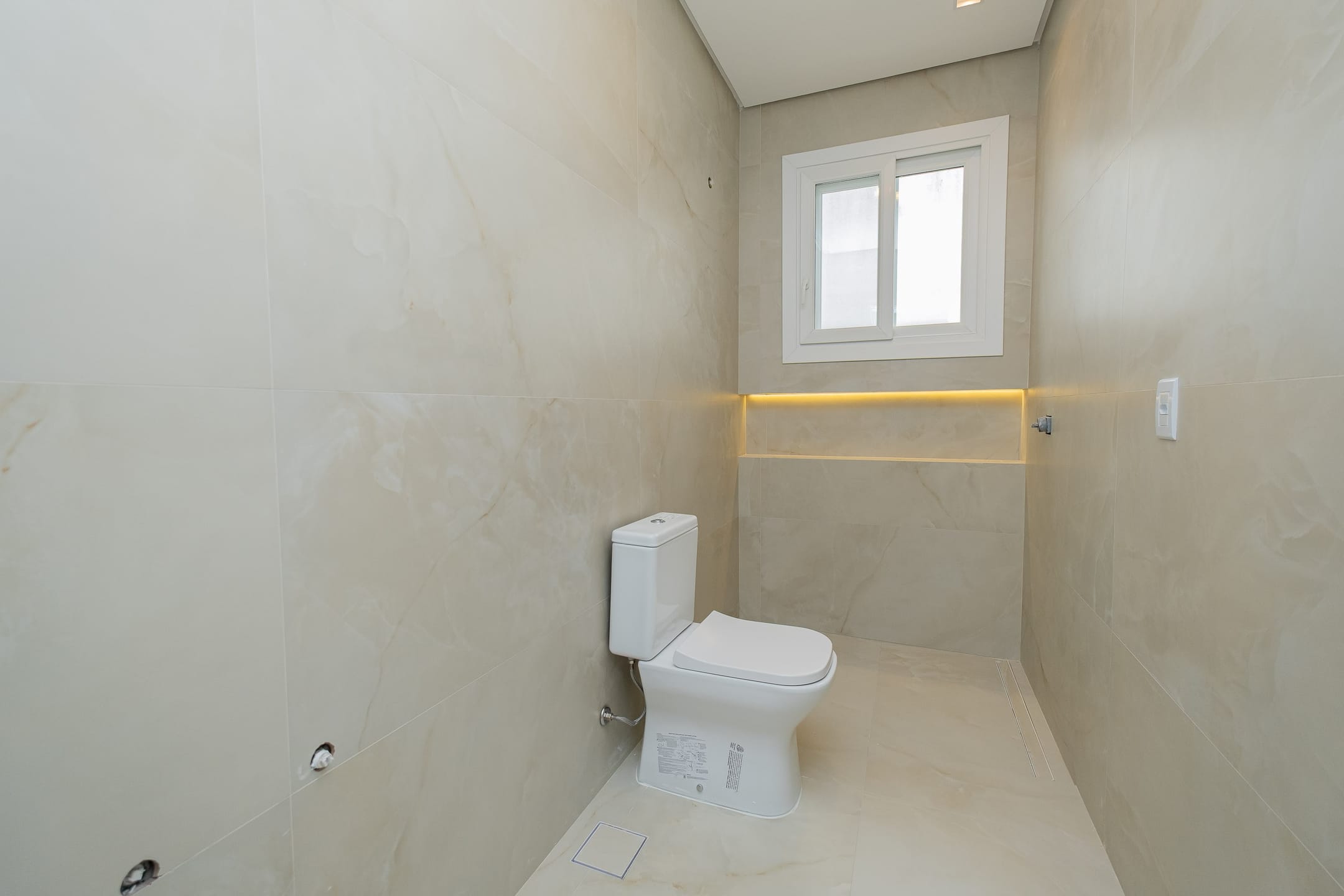 Casa à venda no Alphaville, Laranjal - 314 m², 4 quartos (sendo todos suítes), acabamentos de alto padrão e fundo para o lago. - 23