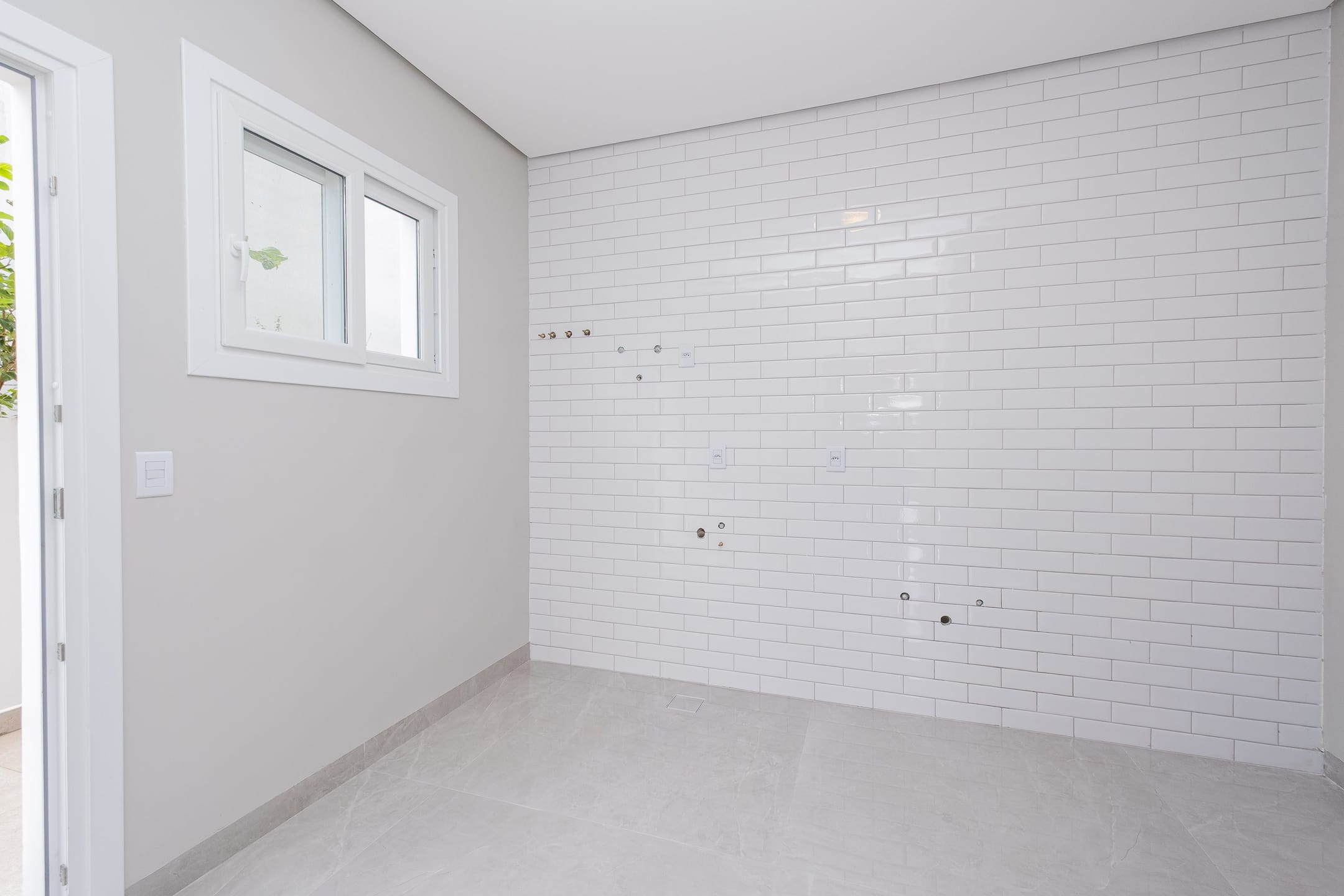 Casa à venda no Alphaville, Laranjal - 314 m², 4 quartos (sendo todos suítes), acabamentos de alto padrão e fundo para o lago. - 24