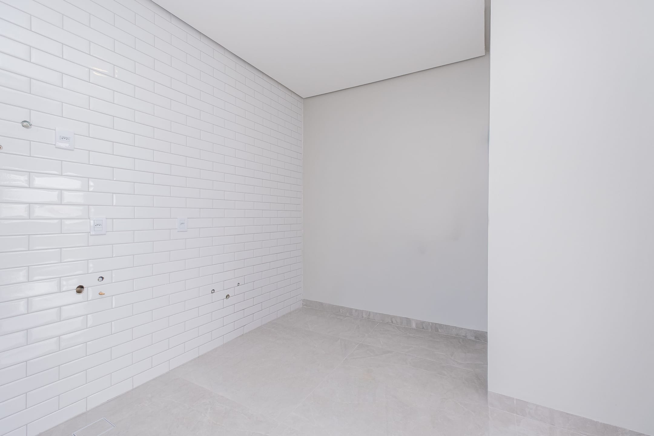 Casa à venda no Alphaville, Laranjal - 314 m², 4 quartos (sendo todos suítes), acabamentos de alto padrão e fundo para o lago. - 25