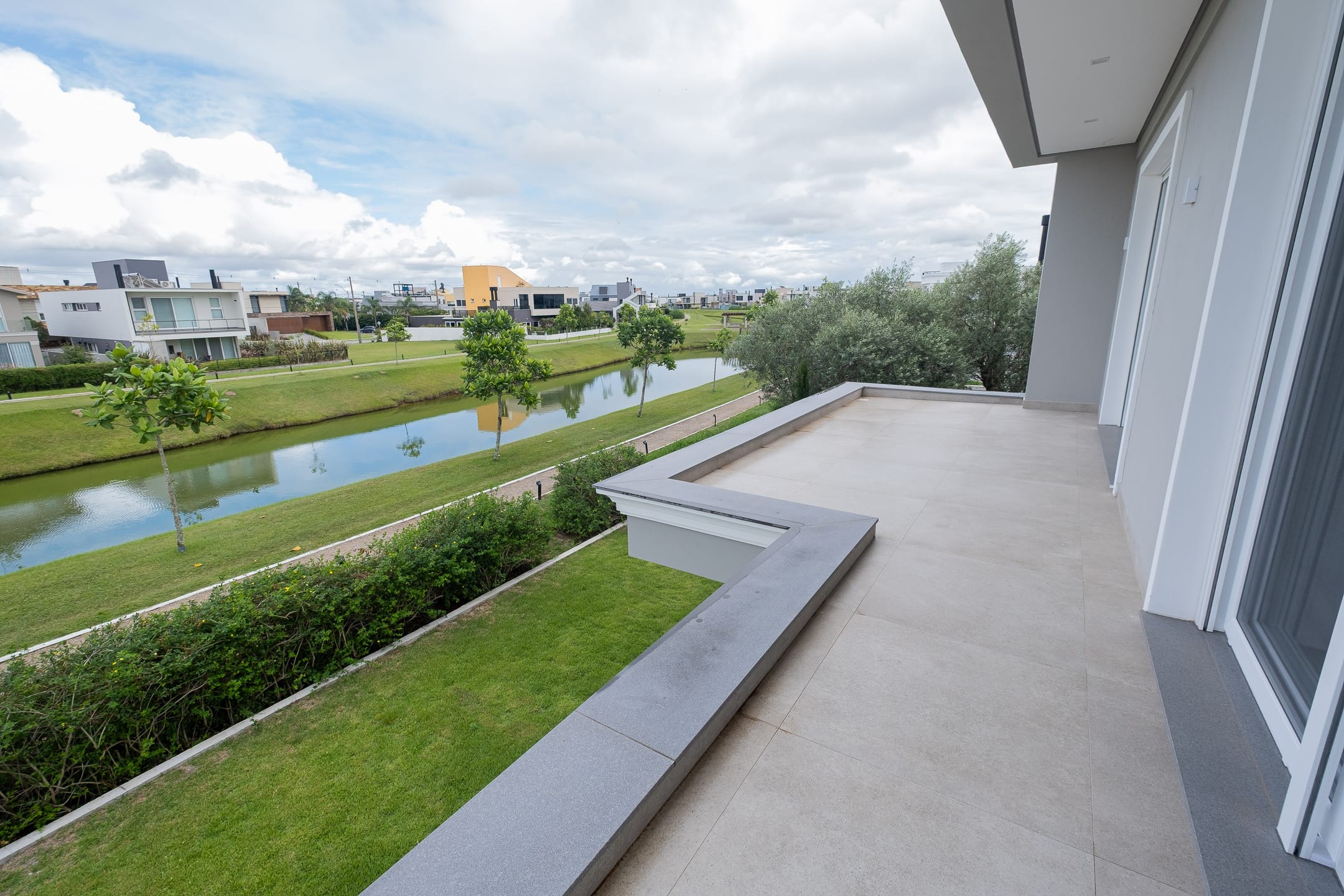 Casa à venda no Alphaville, Laranjal - 314 m², 4 quartos (sendo todos suítes), acabamentos de alto padrão e fundo para o lago. - 26