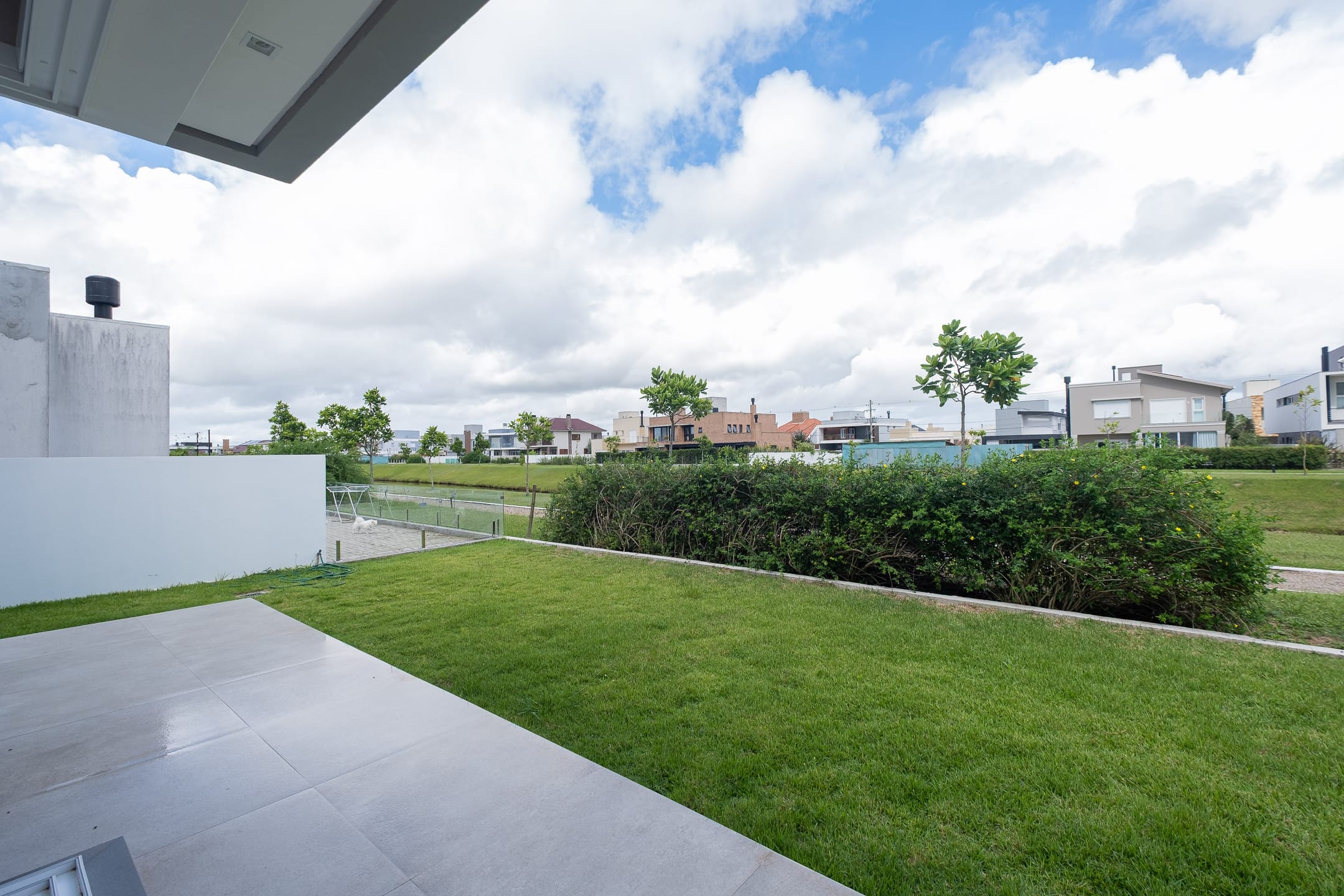 Casa à venda no Alphaville, Laranjal - 314 m², 4 quartos (sendo todos suítes), acabamentos de alto padrão e fundo para o lago. - 28