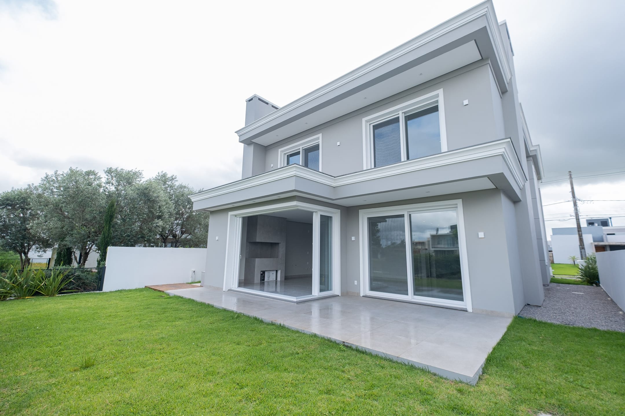 Casa à venda no Alphaville, Laranjal - 314 m², 4 quartos (sendo todos suítes), acabamentos de alto padrão e fundo para o lago. - 29