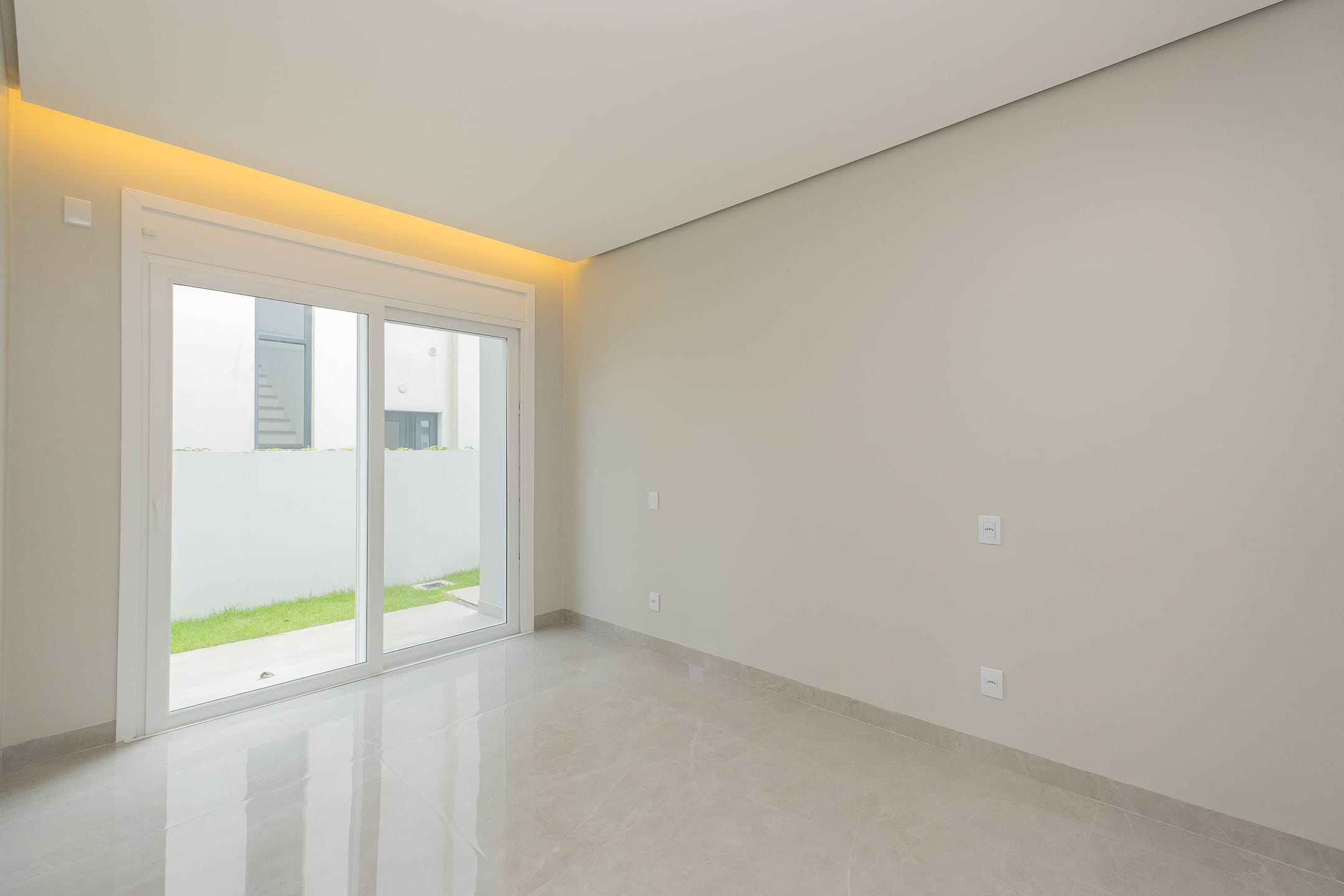 Casa à venda no Alphaville, Laranjal - 314 m², 4 quartos (sendo todos suítes), acabamentos de alto padrão e fundo para o lago. - 9