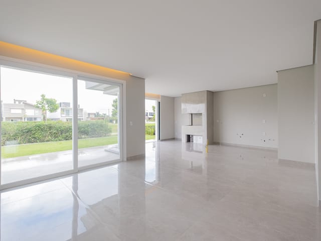 Casa com 401m² 4 quartos e 5 banheiros, à venda, no bairro Laranjal em Pelotas