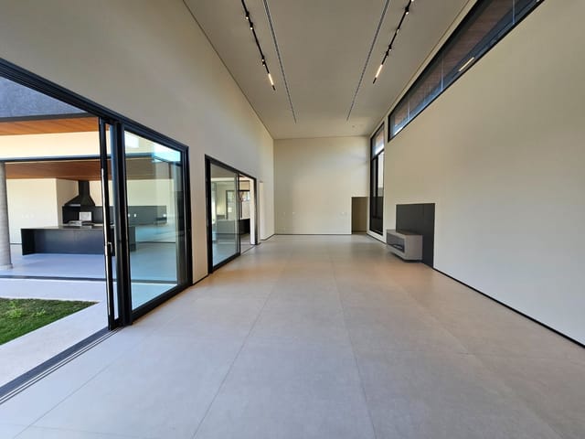 Casa com 1399m² 4 quartos e 4 banheiros, à venda ou para alugar, no bairro Condomínio Reserva do Paratehy em São José dos Campos