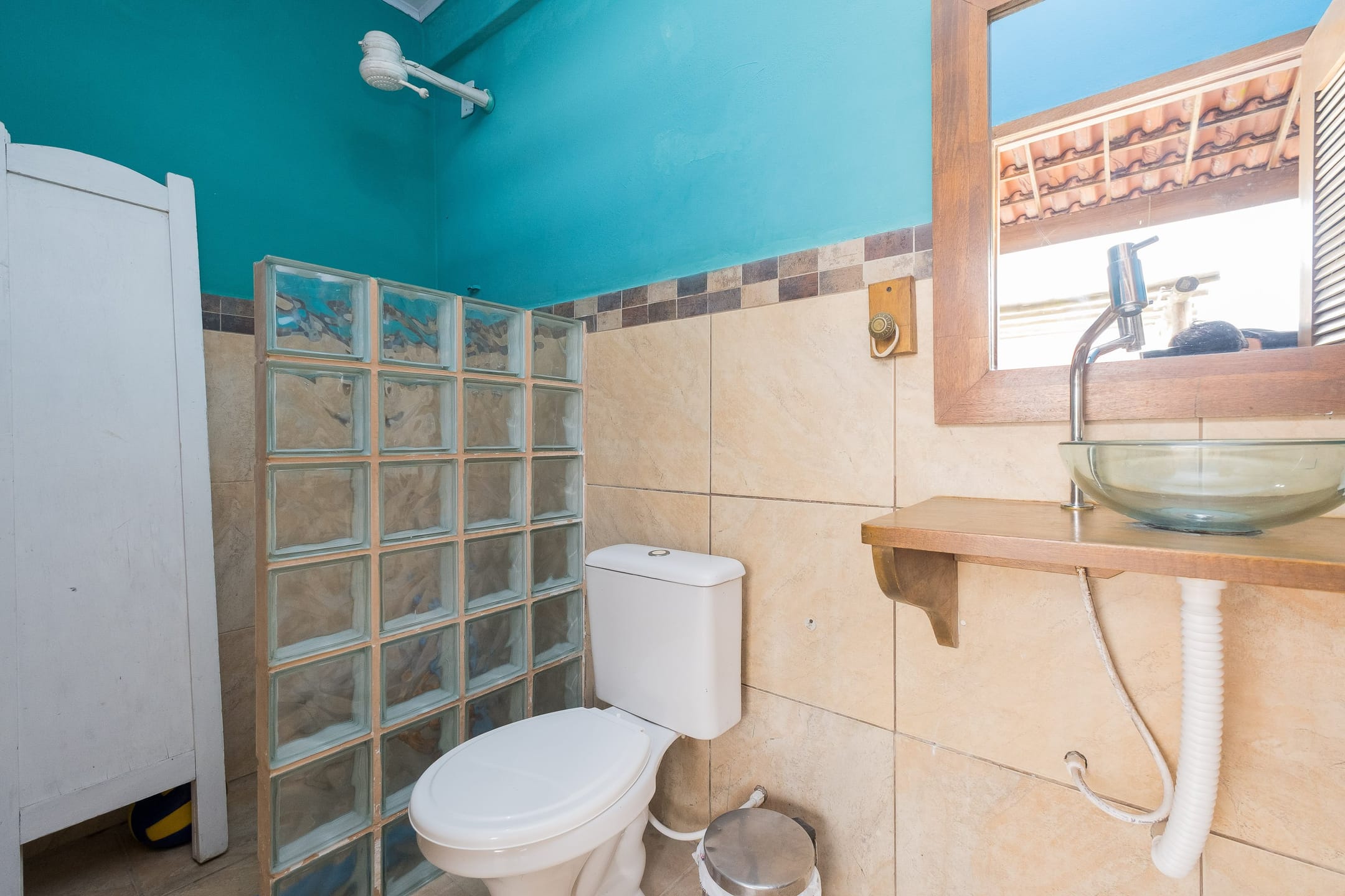Casa à venda no Laranjal, Pelotas - 95 m², 1 quarto, lareira e ampla área gourmet com churrasqueira, piscina e pátio. - 11