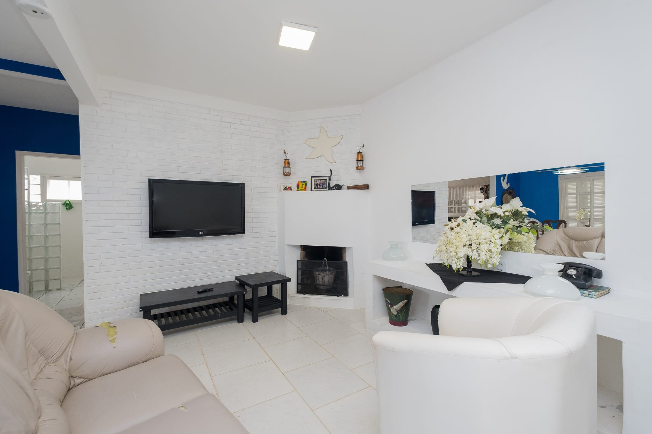 Casa à venda no Laranjal, Pelotas - 95 m², 1 quarto, lareira e ampla área gourmet com churrasqueira, piscina e pátio.