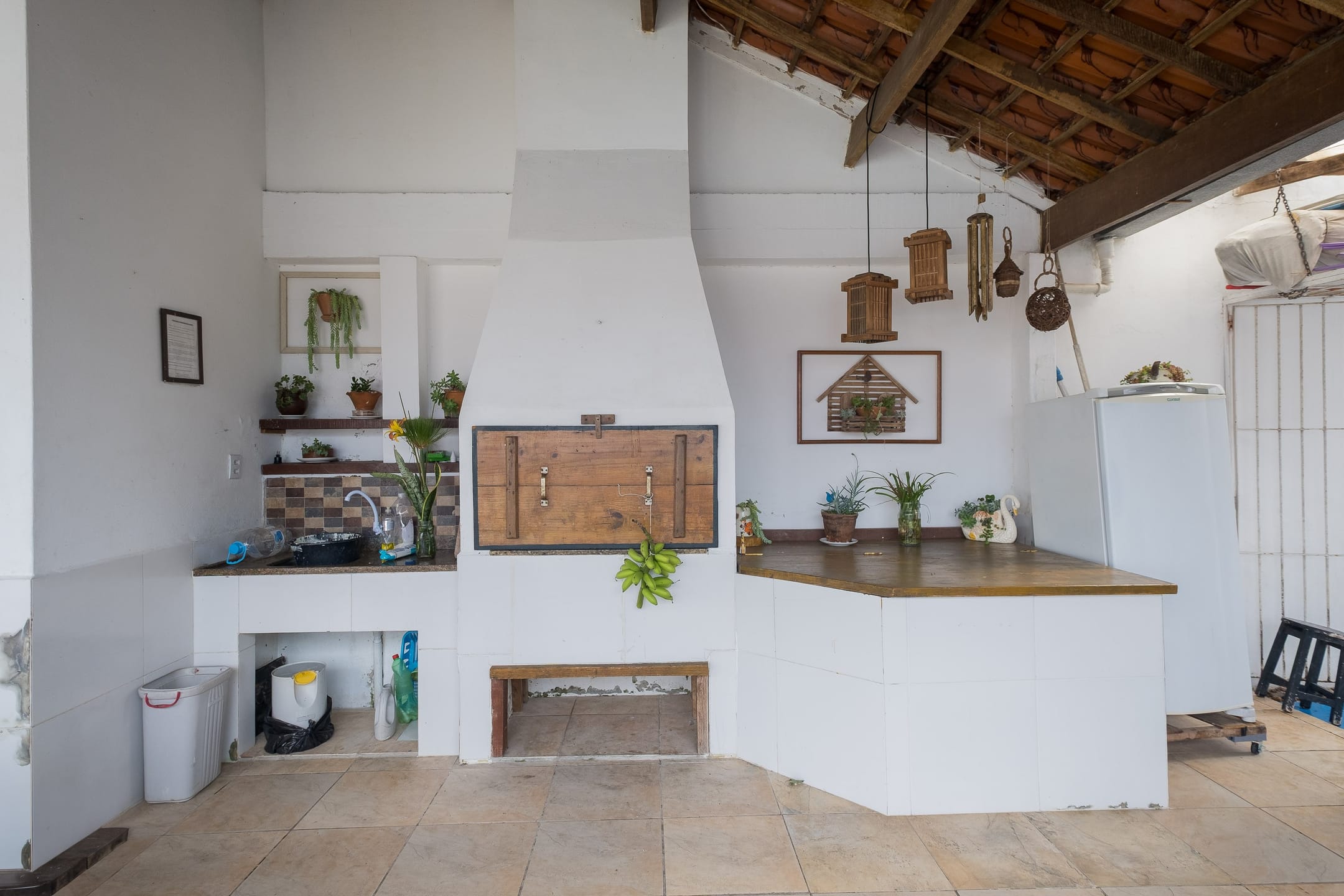Casa à venda no Laranjal, Pelotas - 95 m², 1 quarto, lareira e ampla área gourmet com churrasqueira, piscina e pátio. - 14