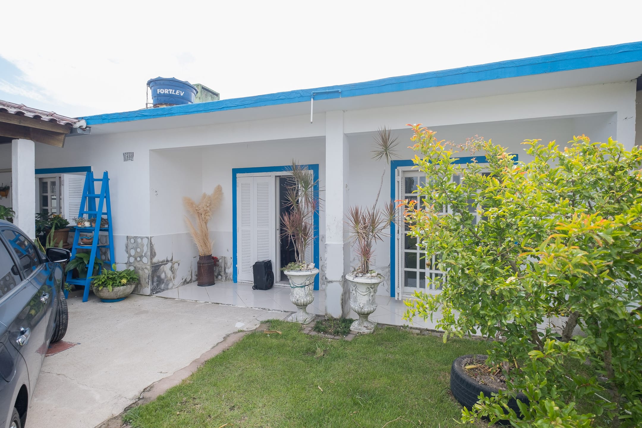 Casa à venda no Laranjal, Pelotas - 95 m², 1 quarto, lareira e ampla área gourmet com churrasqueira, piscina e pátio. - 15