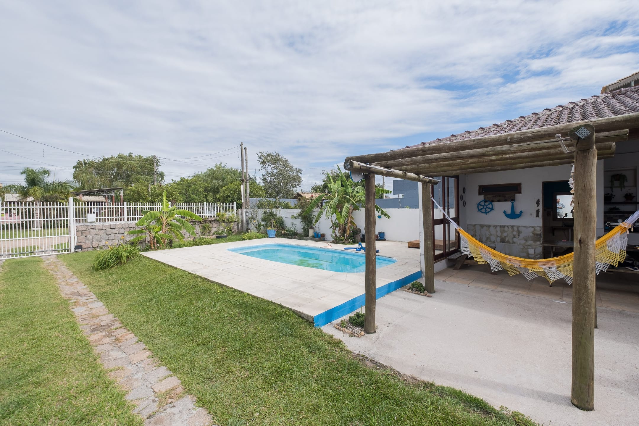 Casa à venda no Laranjal, Pelotas - 95 m², 1 quarto, lareira e ampla área gourmet com churrasqueira, piscina e pátio. - 16