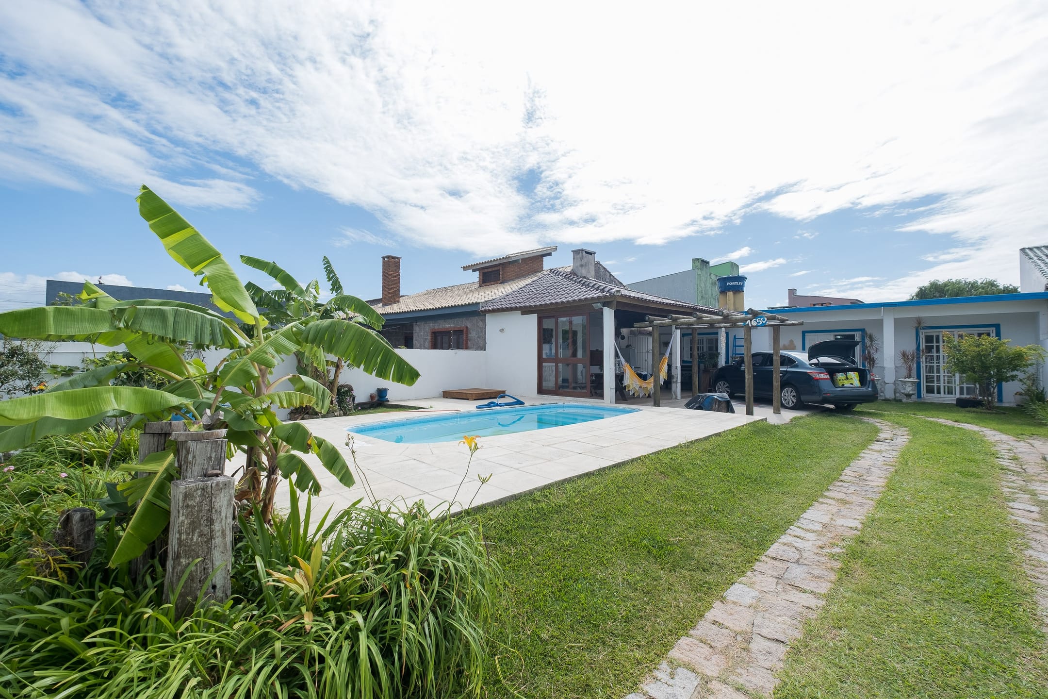 Casa à venda no Laranjal, Pelotas - 95 m², 1 quarto, lareira e ampla área gourmet com churrasqueira, piscina e pátio. - 17