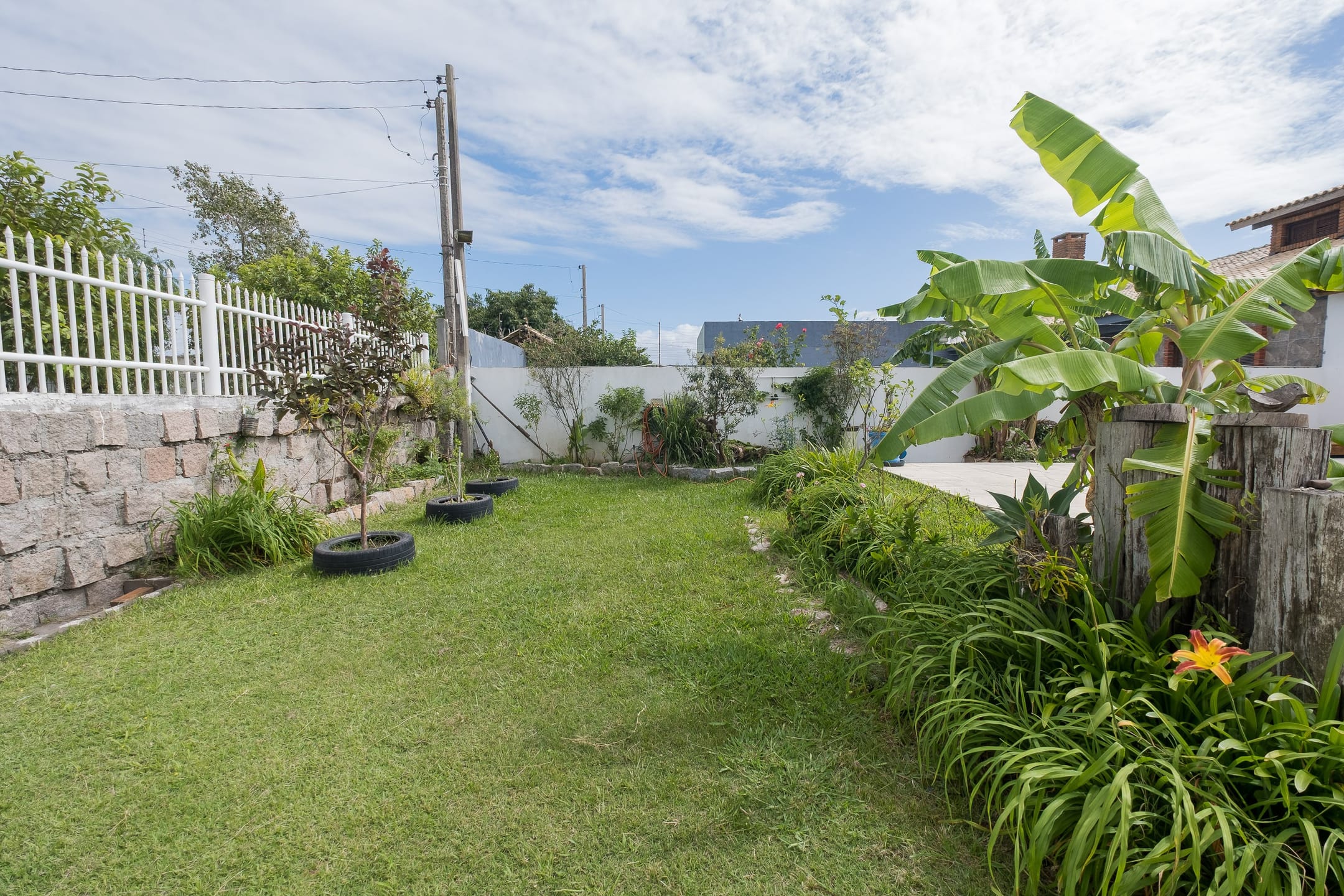 Casa à venda no Laranjal, Pelotas - 95 m², 1 quarto, lareira e ampla área gourmet com churrasqueira, piscina e pátio. - 18
