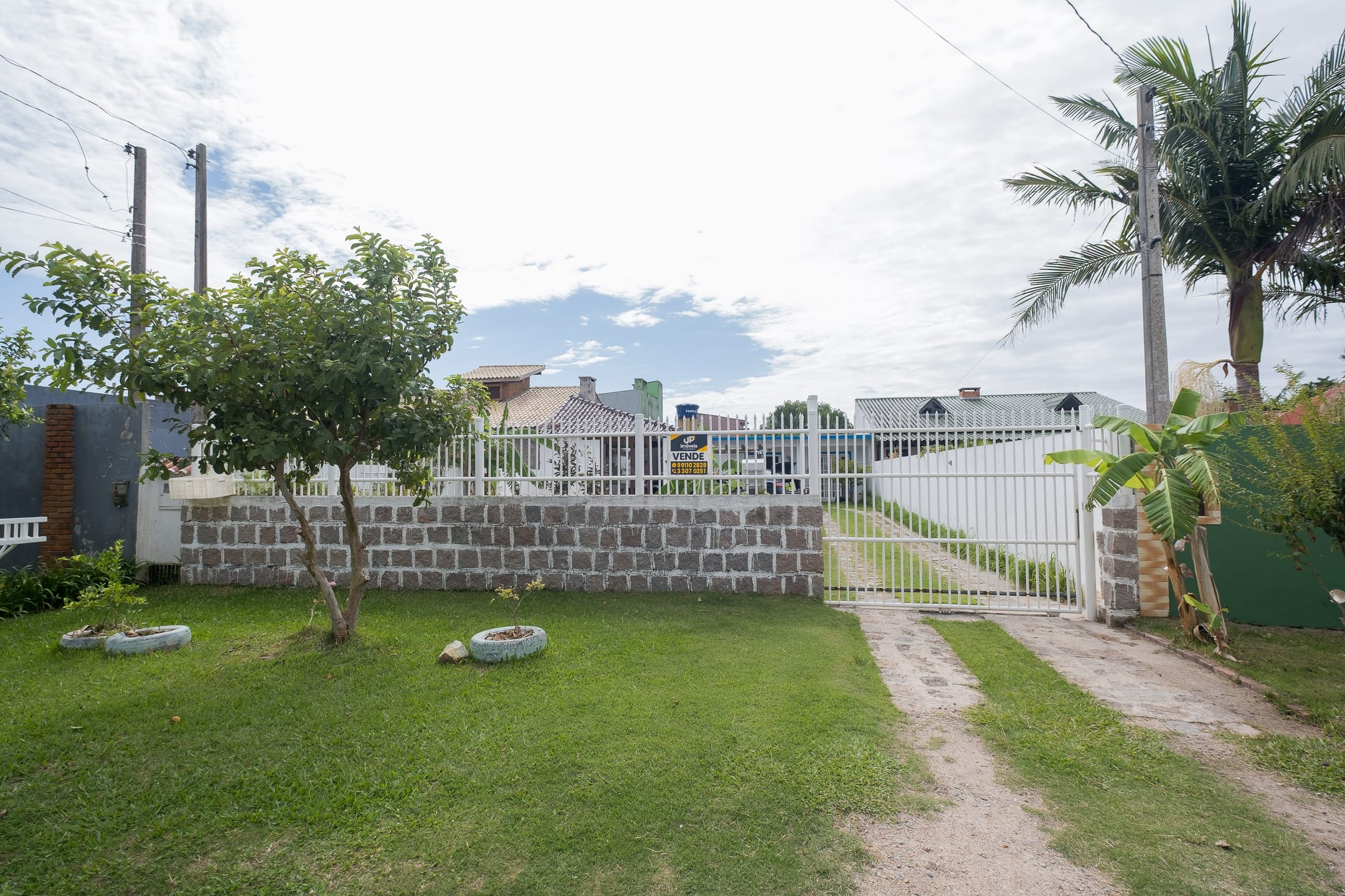 Casa à venda no Laranjal, Pelotas - 95 m², 1 quarto, lareira e ampla área gourmet com churrasqueira, piscina e pátio. - 19