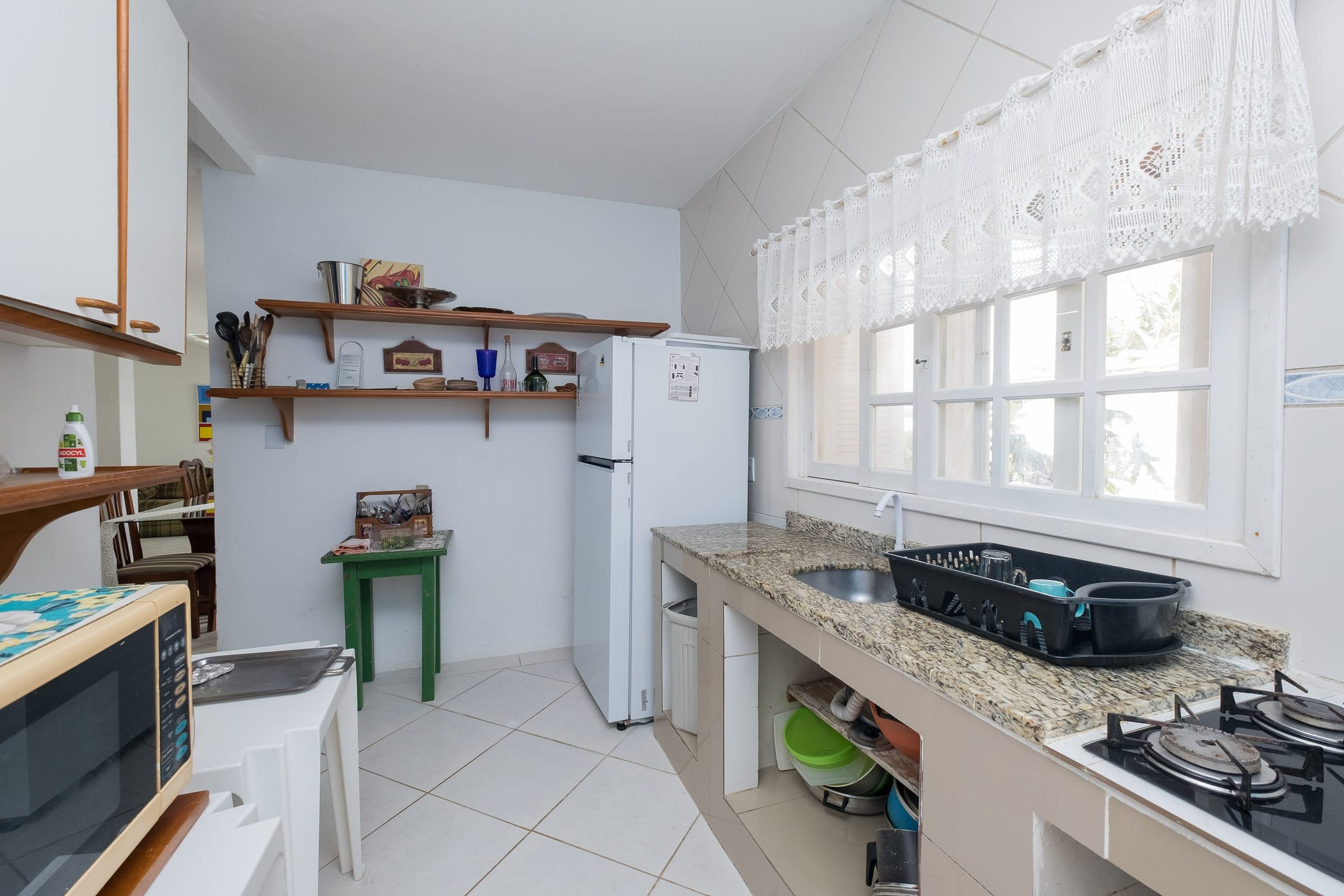 Casa à venda no Laranjal, Pelotas - 95 m², 1 quarto, lareira e ampla área gourmet com churrasqueira, piscina e pátio. - 7