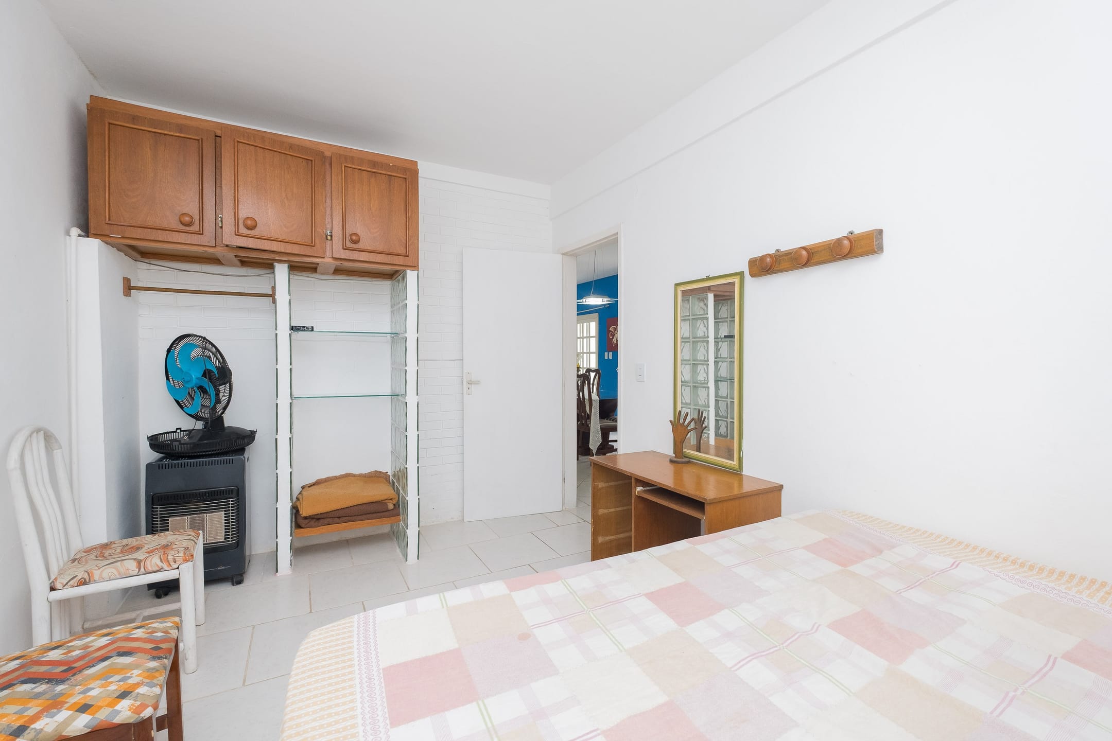 Casa à venda no Laranjal, Pelotas - 95 m², 1 quarto, lareira e ampla área gourmet com churrasqueira, piscina e pátio. - 9