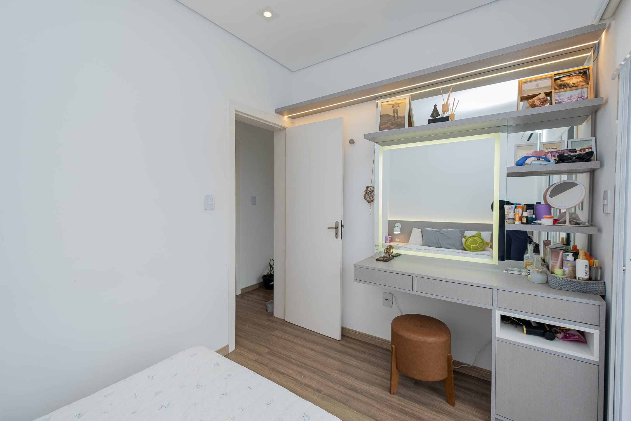 Casa mobiliada à venda no Amarilis, Laranjal - 125 m², 1 quarto (sendo suíte com closet), móveis de alto padrão e área gourmet com pátio. - 12
