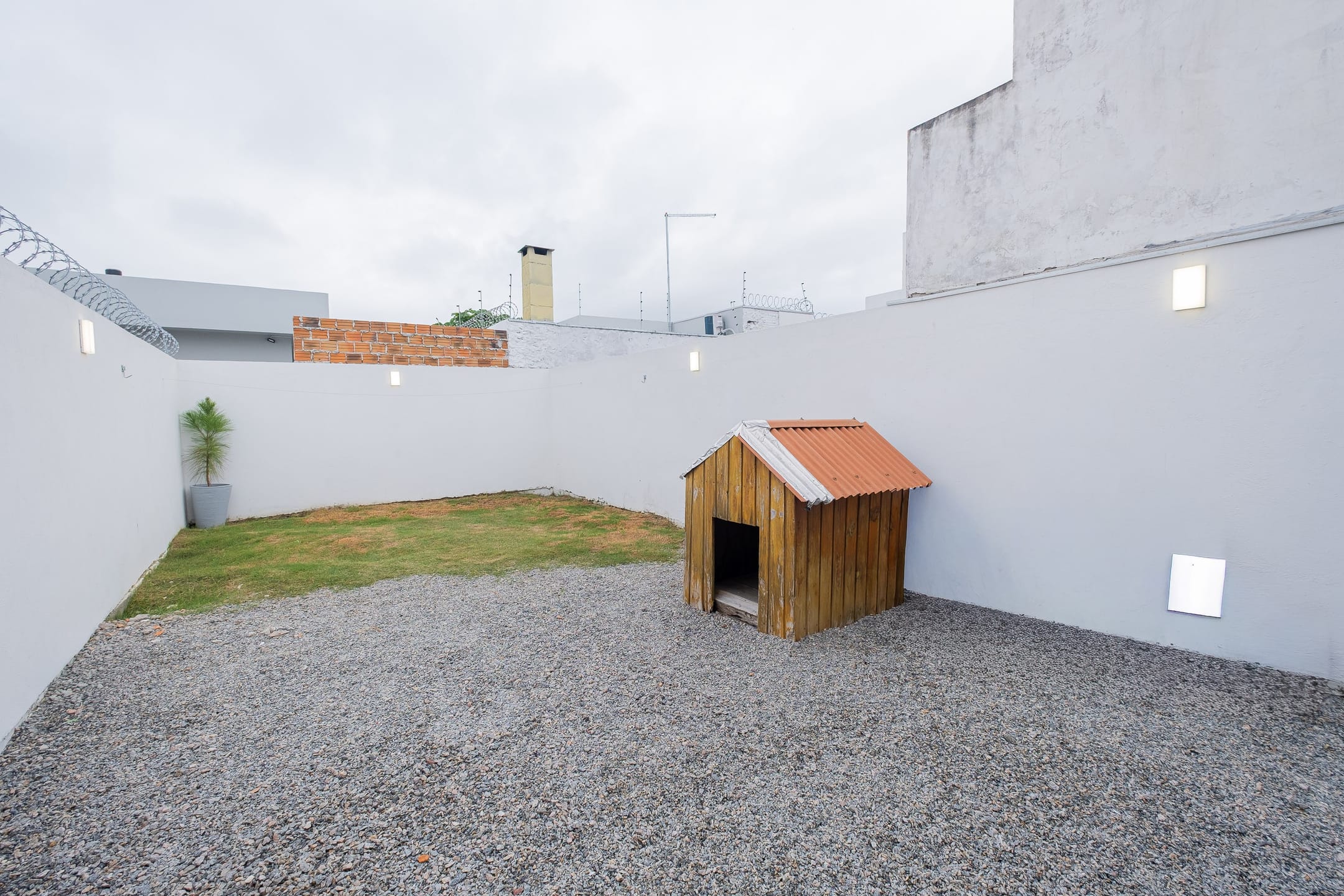Casa mobiliada à venda no Amarilis, Laranjal - 125 m², 1 quarto (sendo suíte com closet), móveis de alto padrão e área gourmet com pátio. - 16
