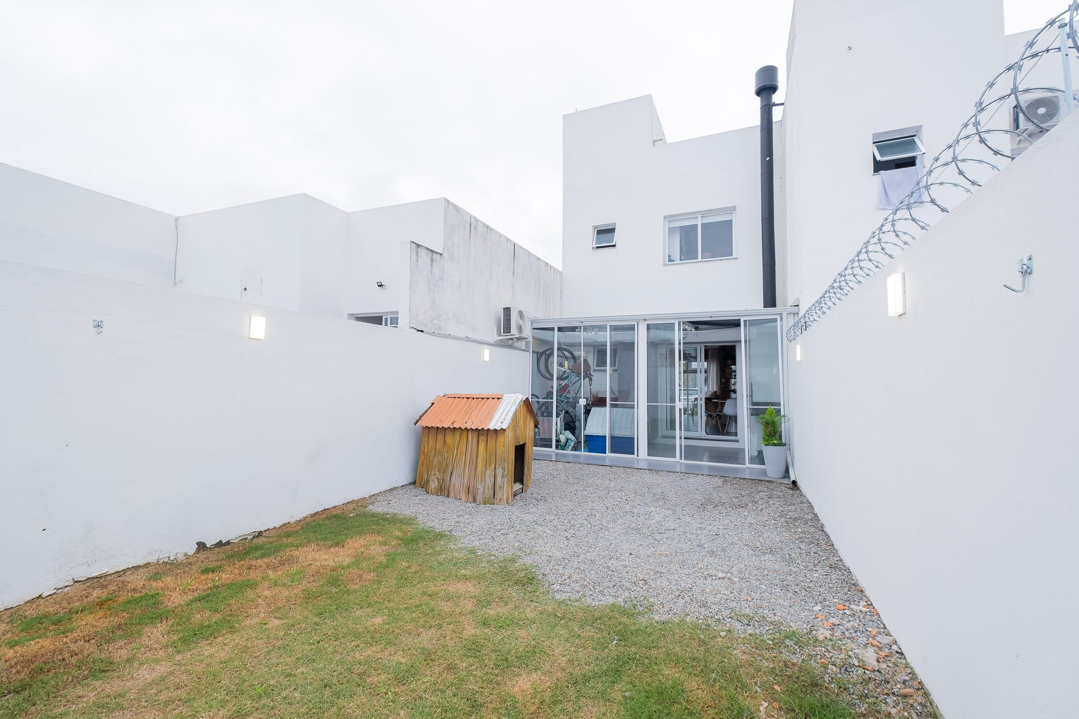 Casa mobiliada à venda no Amarilis, Laranjal - 125 m², 1 quarto (sendo suíte com closet), móveis de alto padrão e área gourmet com pátio. - 17