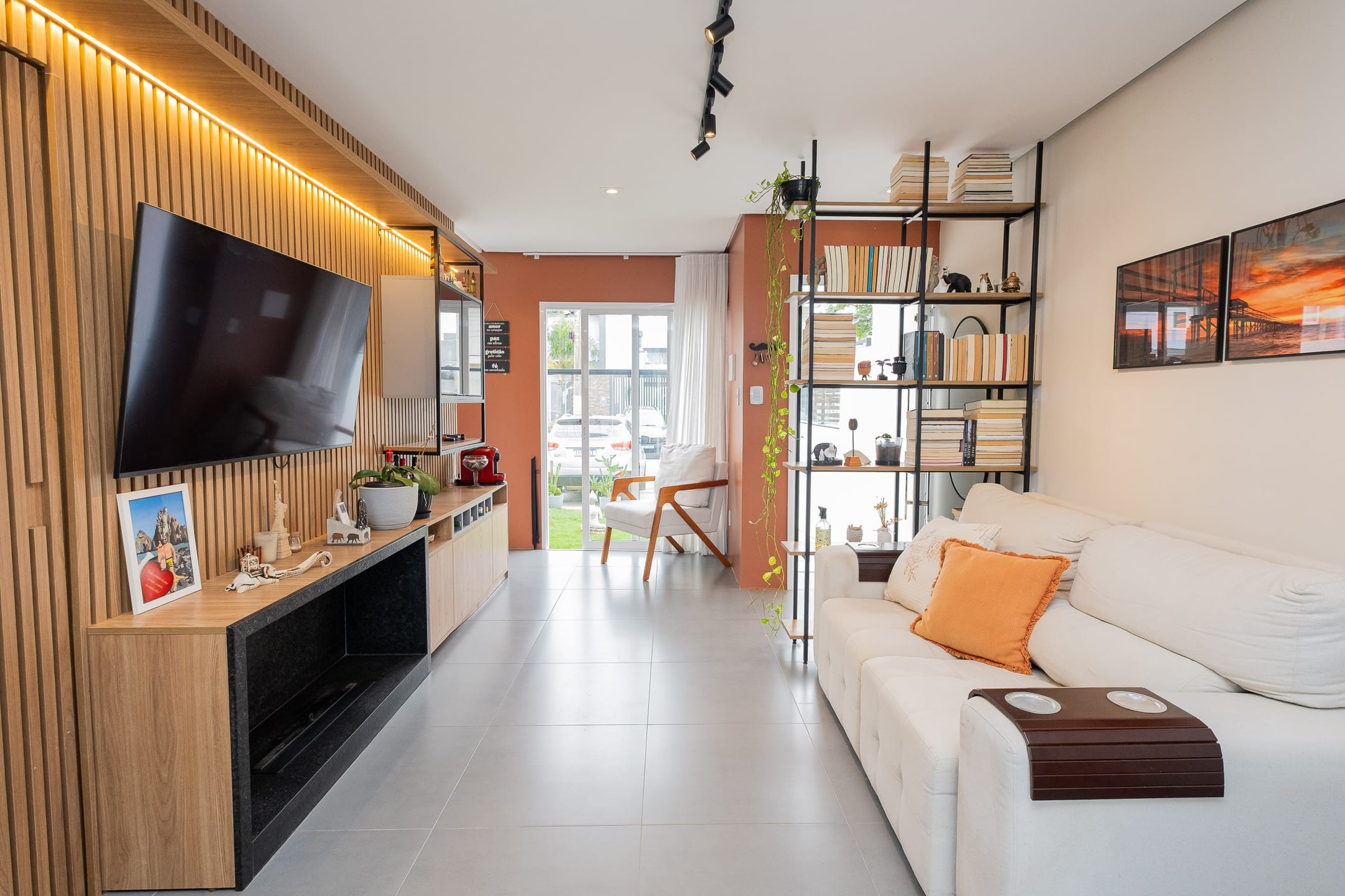 Casa mobiliada à venda no Amarilis, Laranjal - 125 m², 1 quarto (sendo suíte com closet), móveis de alto padrão e área gourmet com pátio.