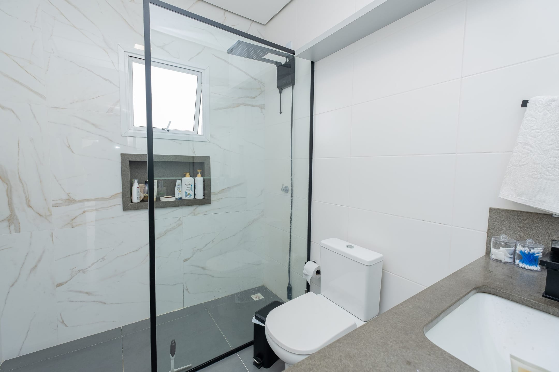 Casa mobiliada à venda no Amarilis, Laranjal - 125 m², 1 quarto (sendo suíte com closet), móveis de alto padrão e área gourmet com pátio. - 9