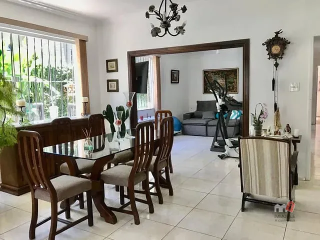 Casa com 400m² 5 quartos e 2 banheiros, à venda, no bairro Mosela em Petrópolis