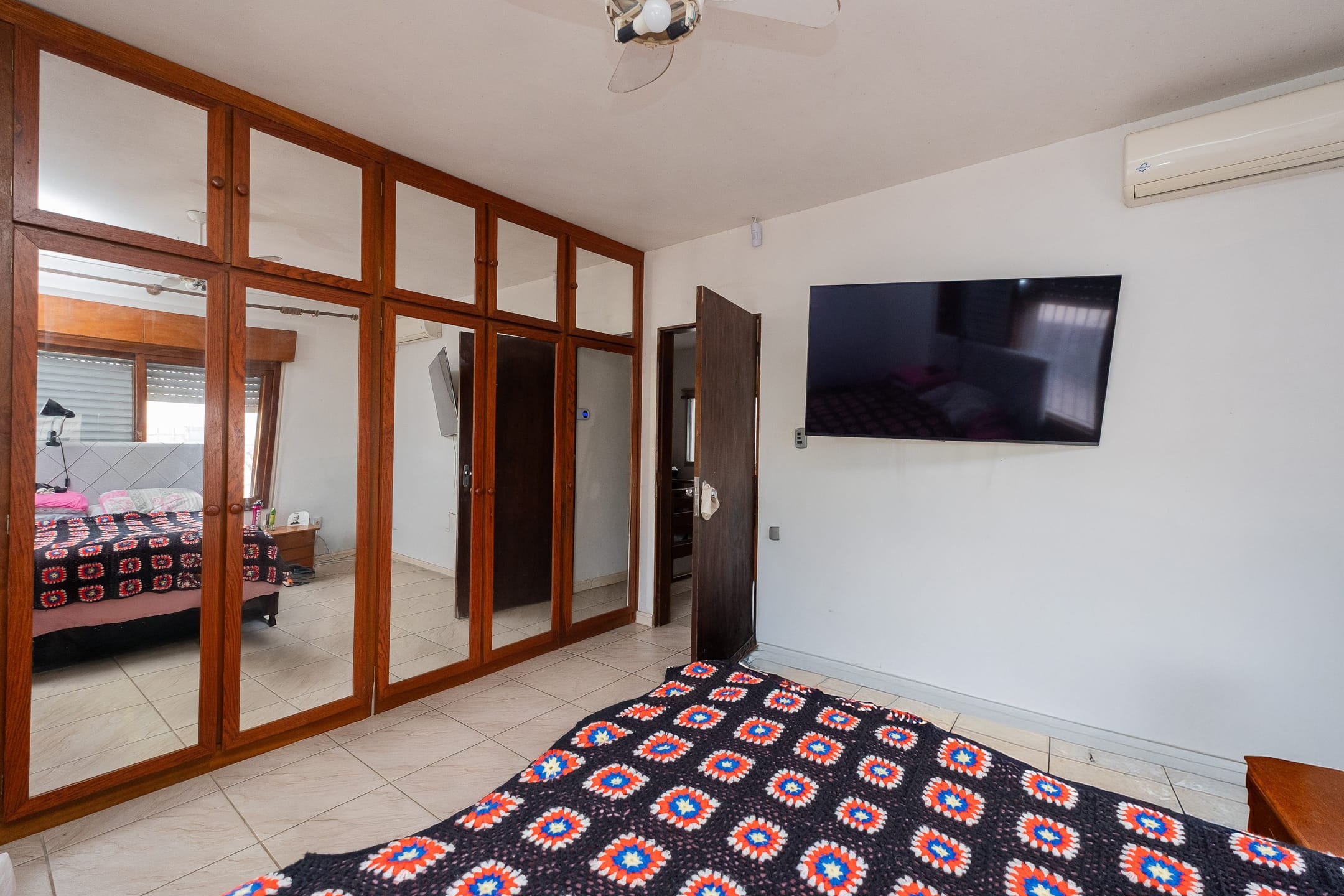 Casa à venda no Areal, Pelotas - 372 m², 4 quartos (sendo 2 suítes), churrasqueira, pátio aos fundos e portão eletrônico. - 10