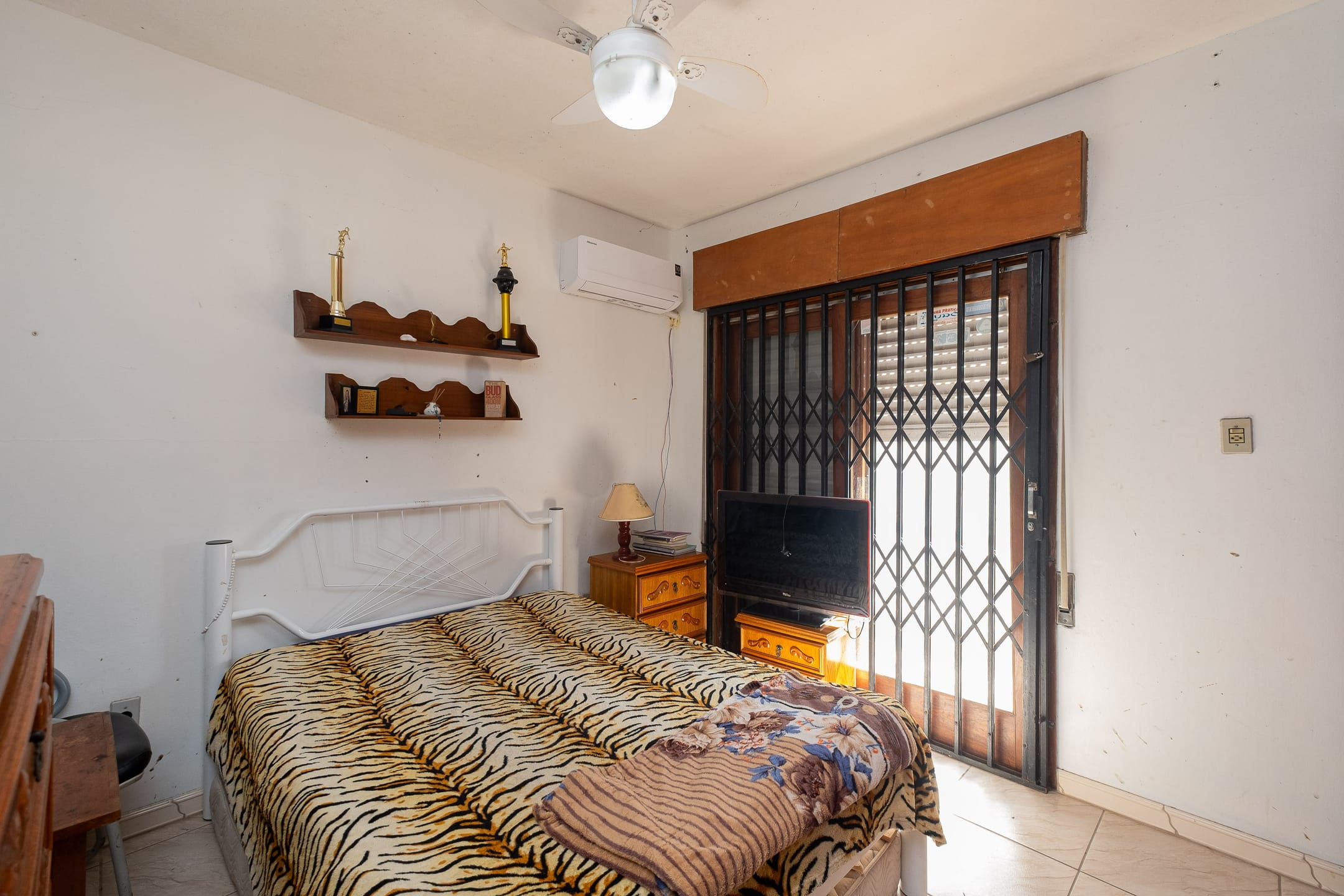 Casa à venda no Areal, Pelotas - 372 m², 4 quartos (sendo 2 suítes), churrasqueira, pátio aos fundos e portão eletrônico. - 11