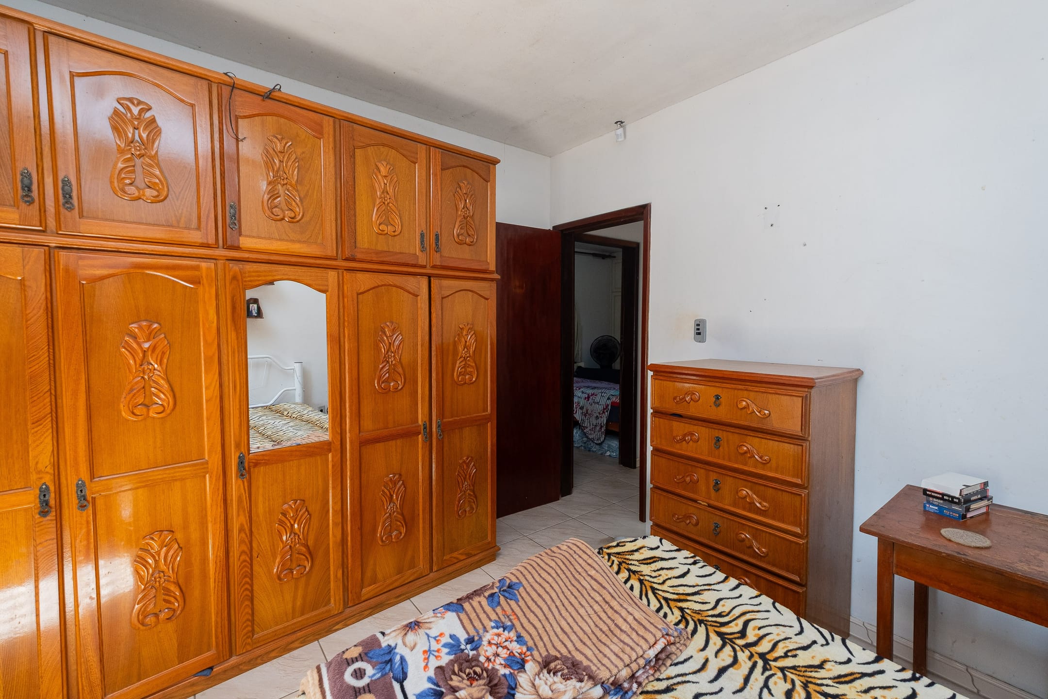 Casa à venda no Areal, Pelotas - 372 m², 4 quartos (sendo 2 suítes), churrasqueira, pátio aos fundos e portão eletrônico. - 12