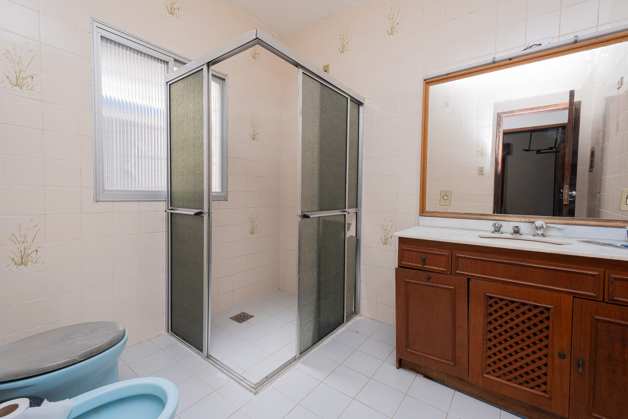 Casa à venda no Areal, Pelotas - 372 m², 4 quartos (sendo 2 suítes), churrasqueira, pátio aos fundos e portão eletrônico. - 13