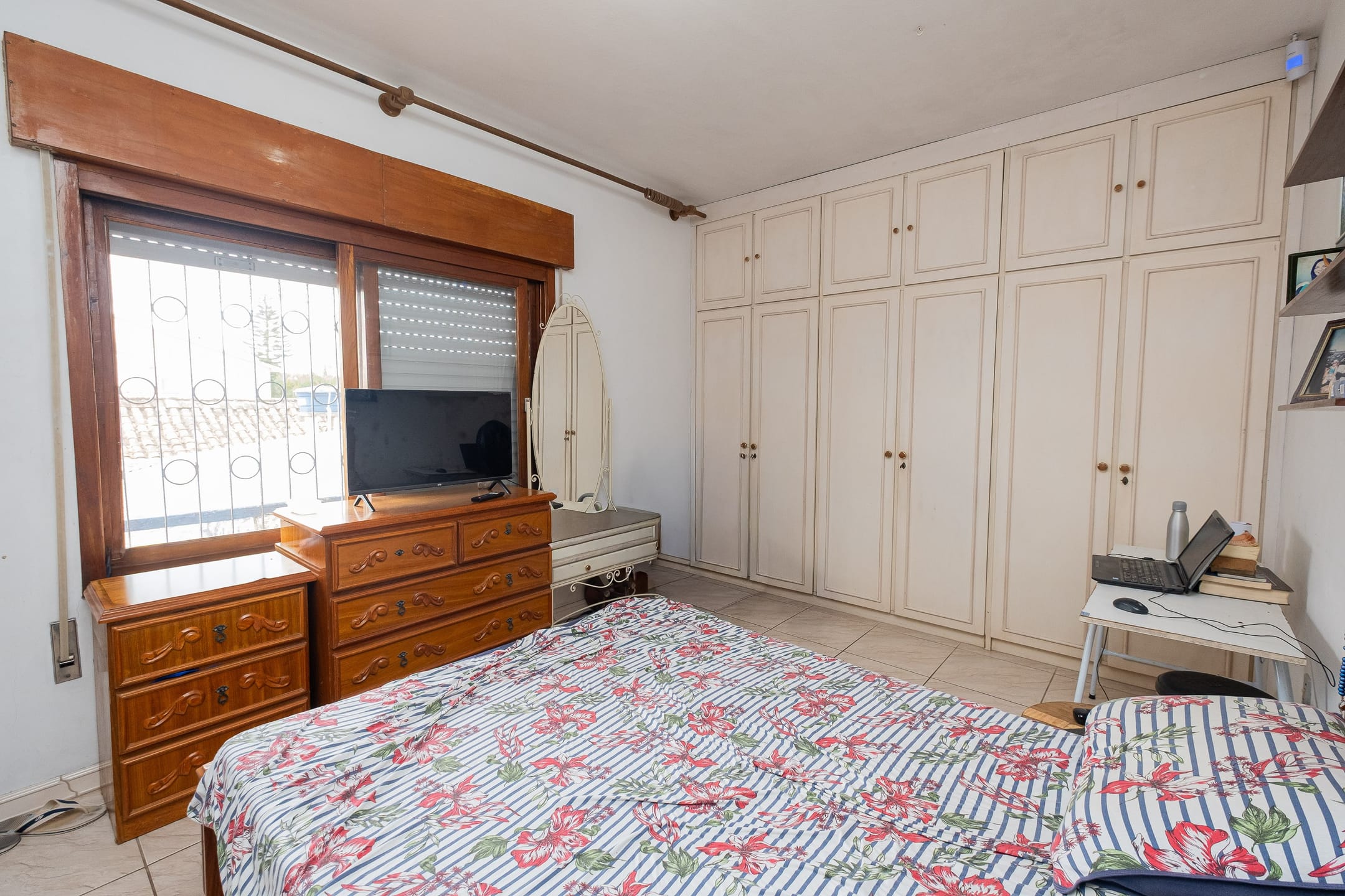 Casa à venda no Areal, Pelotas - 372 m², 4 quartos (sendo 2 suítes), churrasqueira, pátio aos fundos e portão eletrônico. - 15