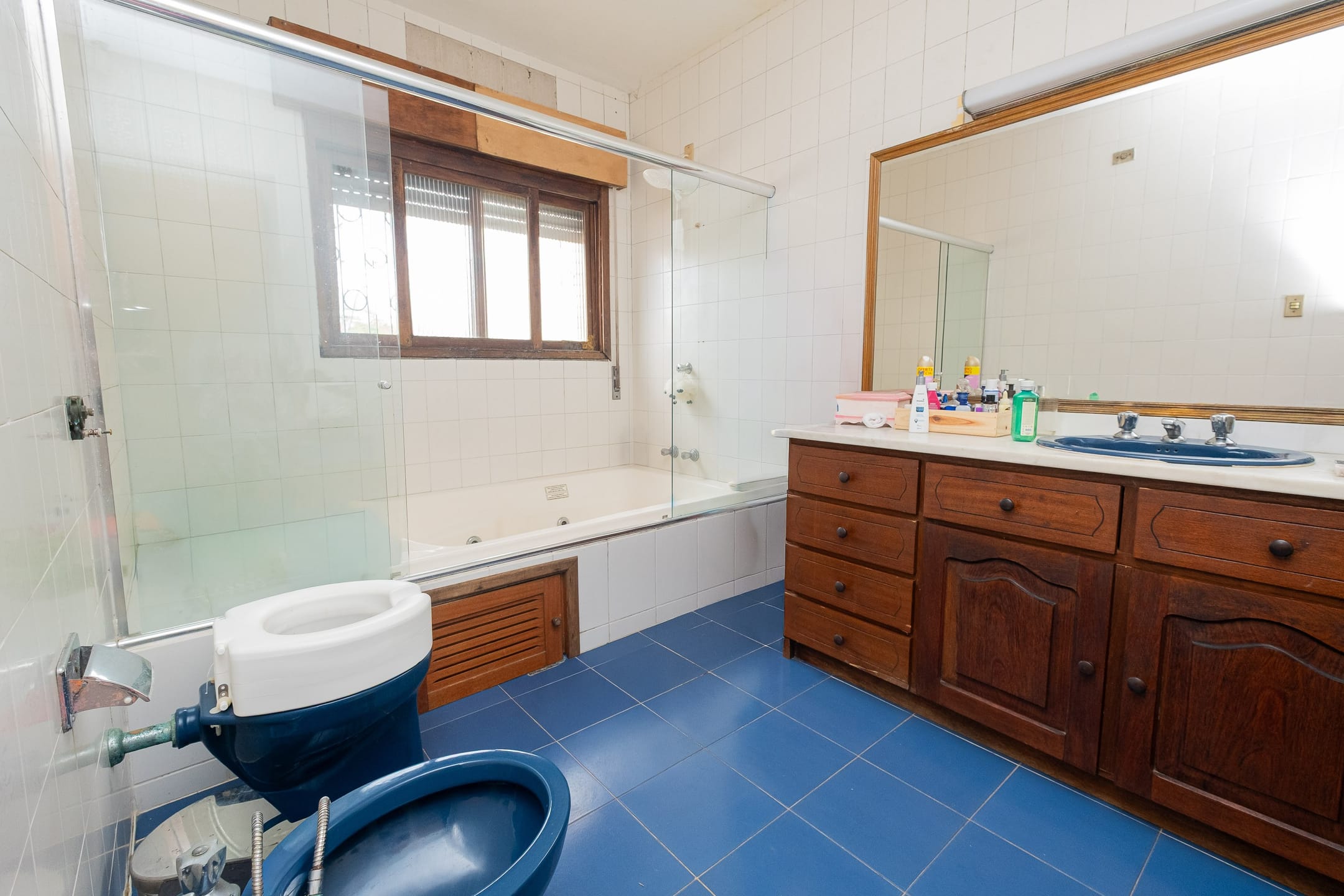 Casa à venda no Areal, Pelotas - 372 m², 4 quartos (sendo 2 suítes), churrasqueira, pátio aos fundos e portão eletrônico. - 16