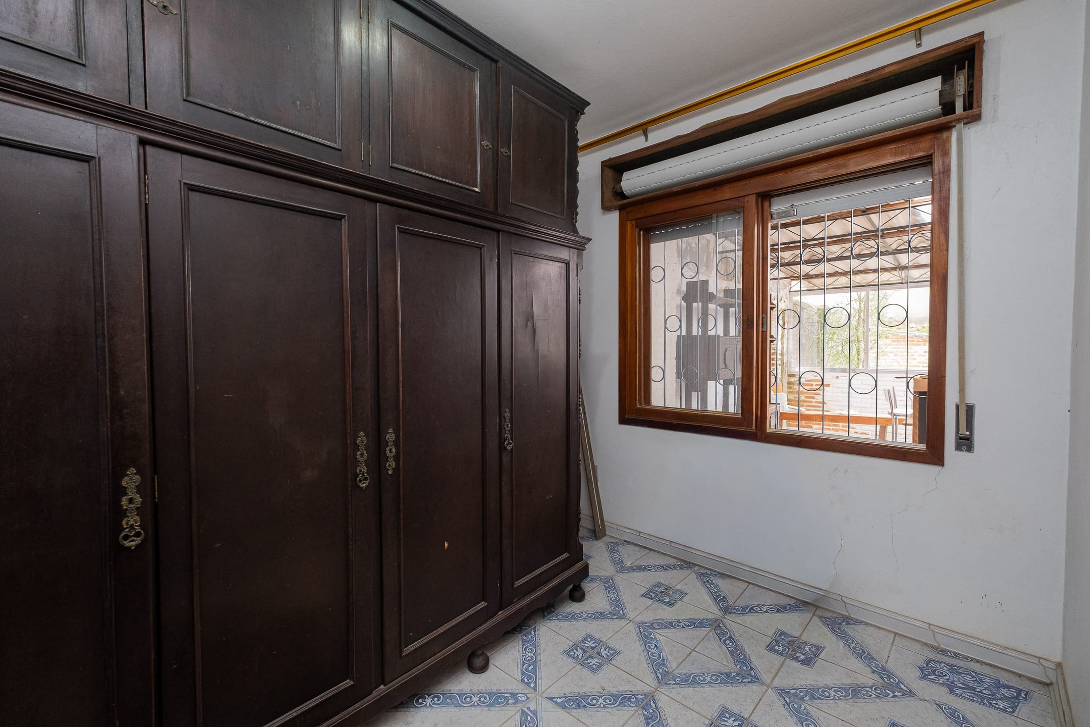 Casa à venda no Areal, Pelotas - 372 m², 4 quartos (sendo 2 suítes), churrasqueira, pátio aos fundos e portão eletrônico. - 17