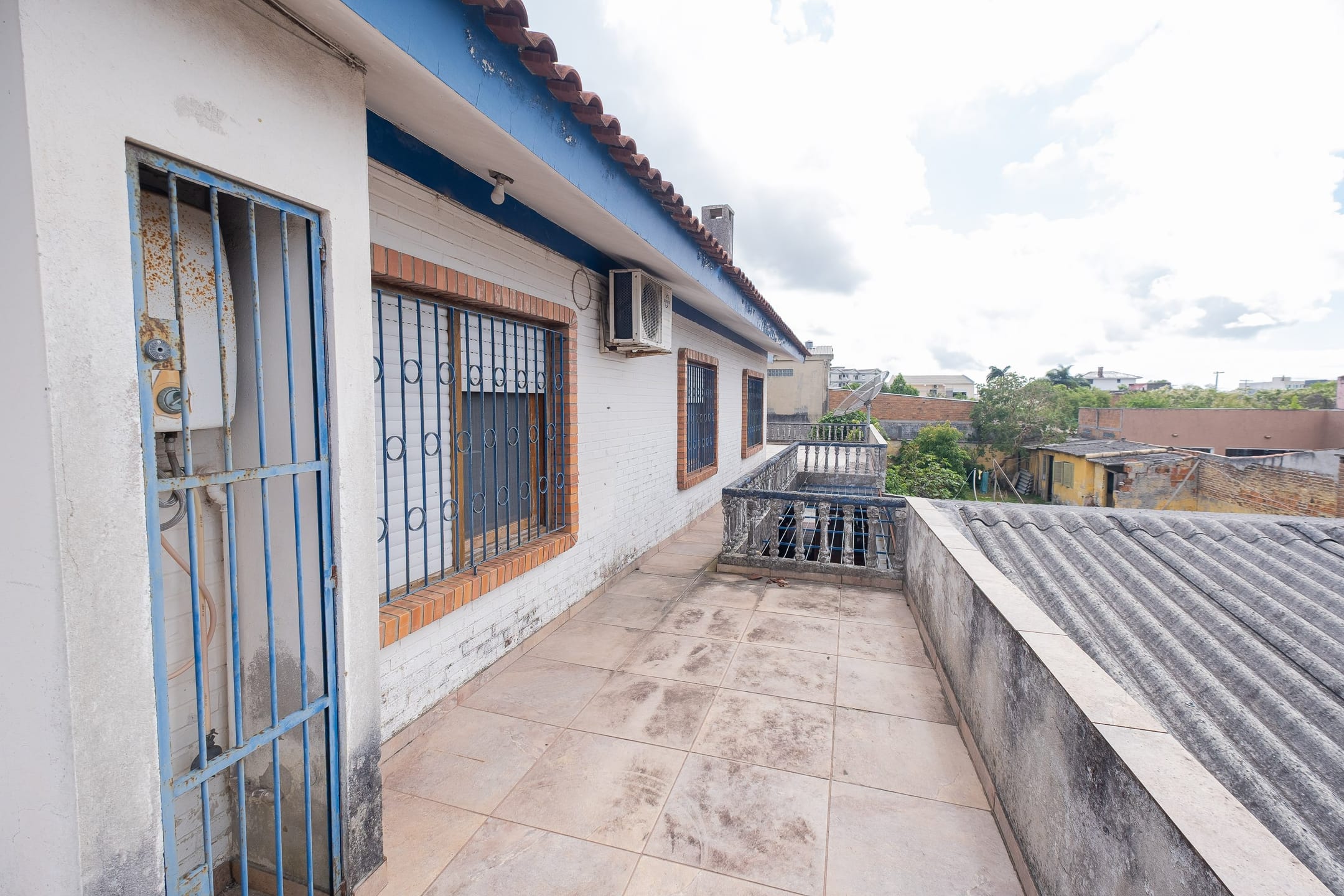 Casa à venda no Areal, Pelotas - 372 m², 4 quartos (sendo 2 suítes), churrasqueira, pátio aos fundos e portão eletrônico. - 18