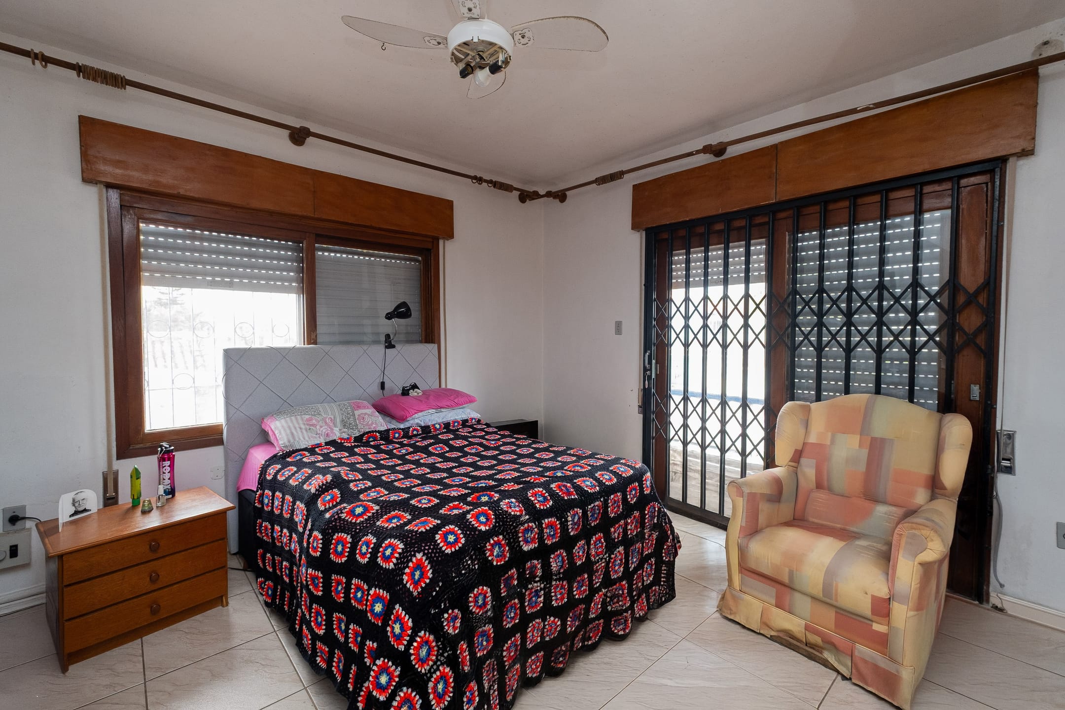 Casa à venda no Areal, Pelotas - 372 m², 4 quartos (sendo 2 suítes), churrasqueira, pátio aos fundos e portão eletrônico. - 9