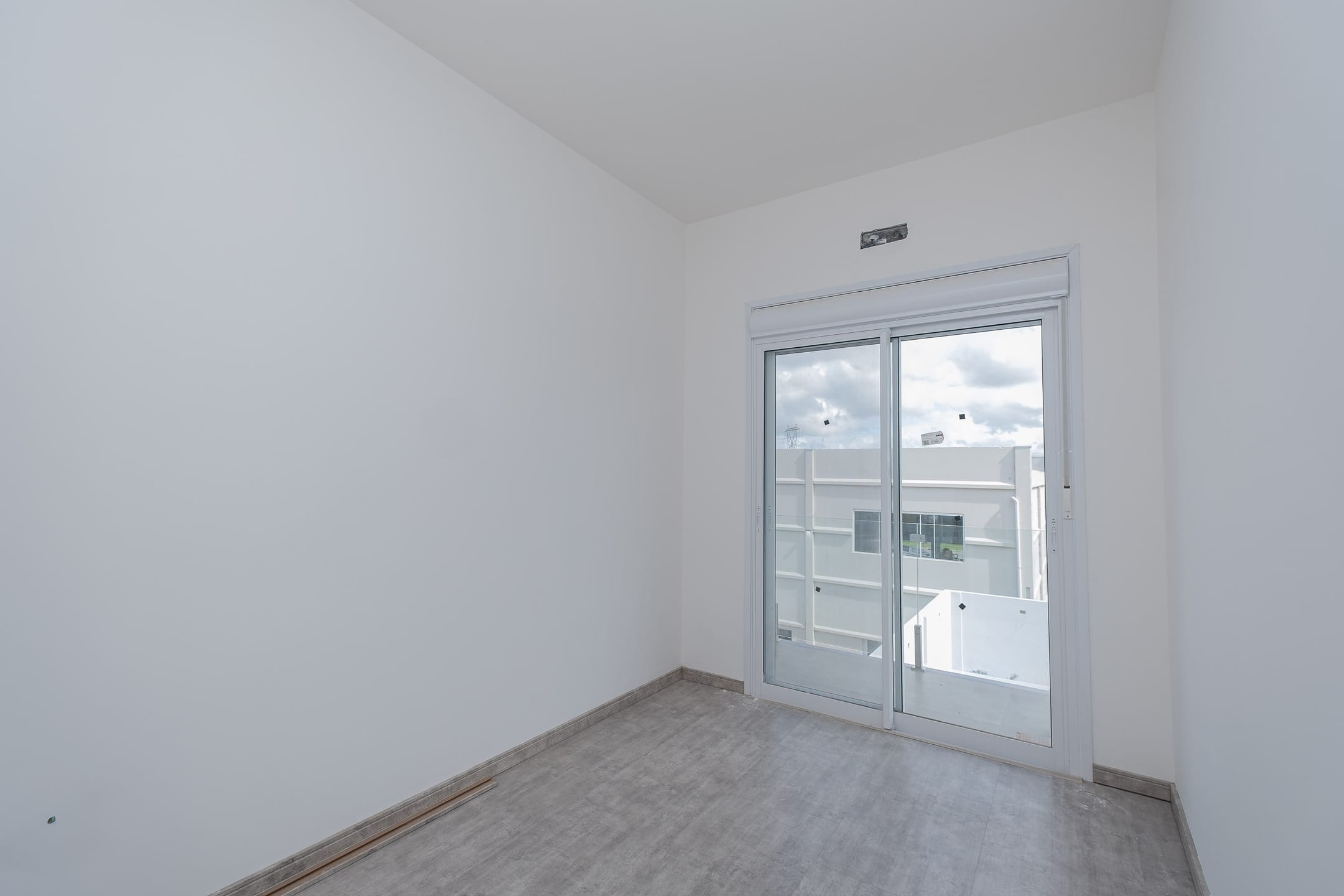 Casa semimobiliada à venda no Quinta do Lago - 170 m², 3 quartos (sendo 1 suíte), móveis planejados, área de lazer com piscina e churrasqueira. - 11