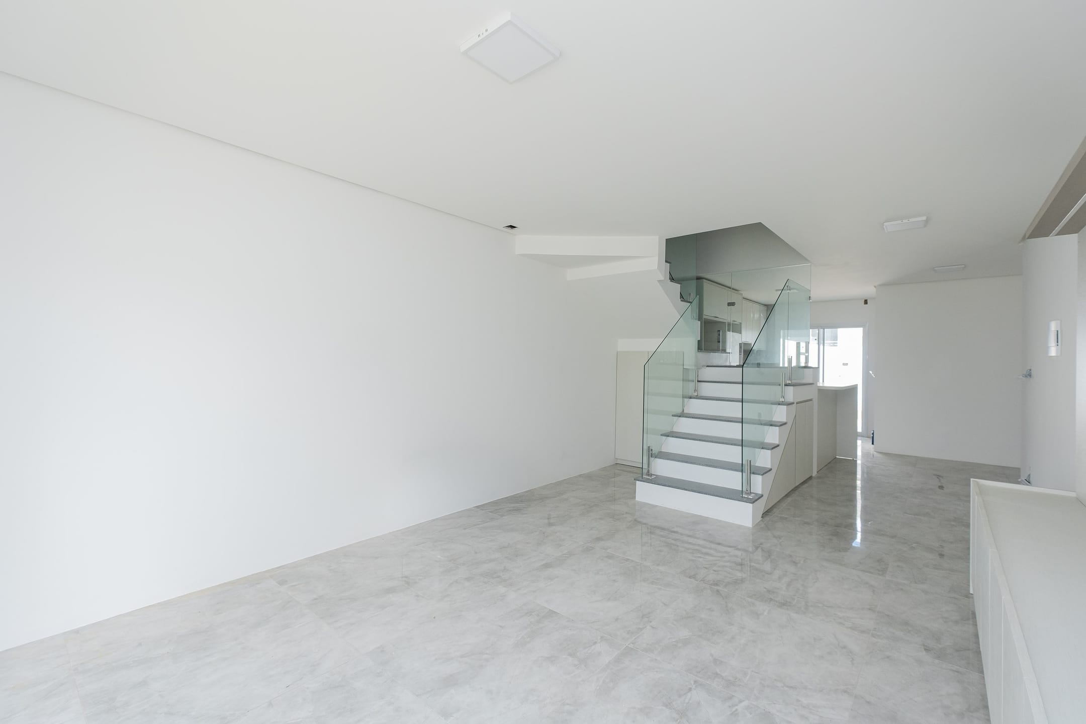 Casa semimobiliada à venda no Quinta do Lago - 170 m², 3 quartos (sendo 1 suíte), móveis planejados, área de lazer com piscina e churrasqueira.