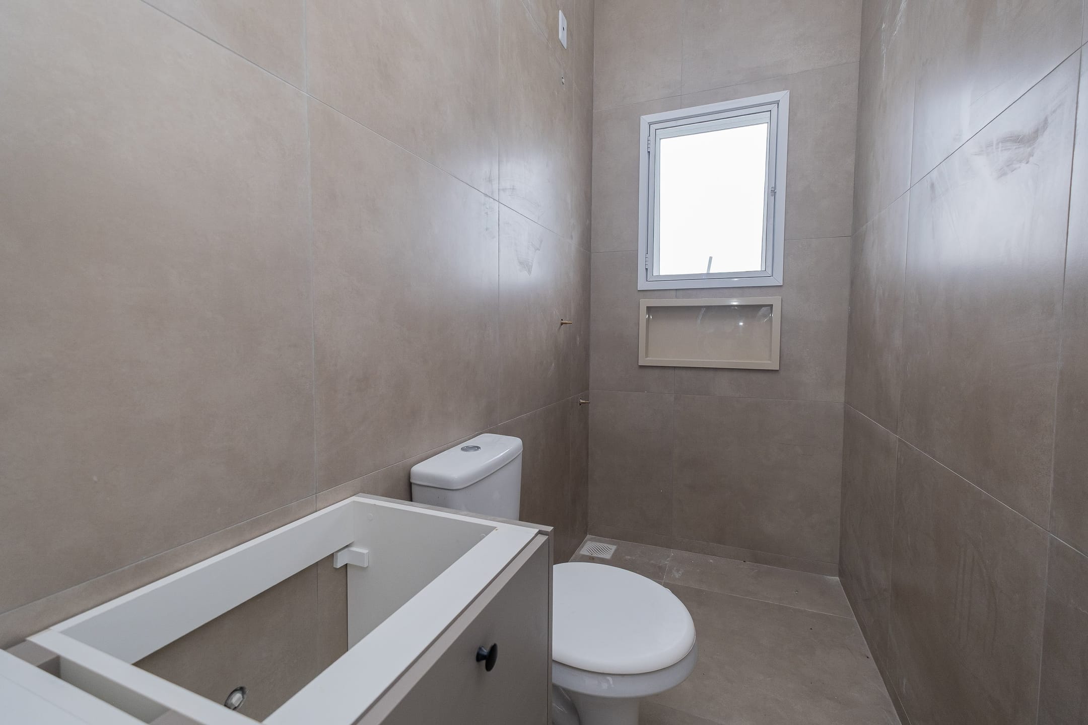 Casa semimobiliada à venda no Quinta do Lago - 170 m², 3 quartos (sendo 1 suíte), móveis planejados, área de lazer com piscina e churrasqueira. - 13