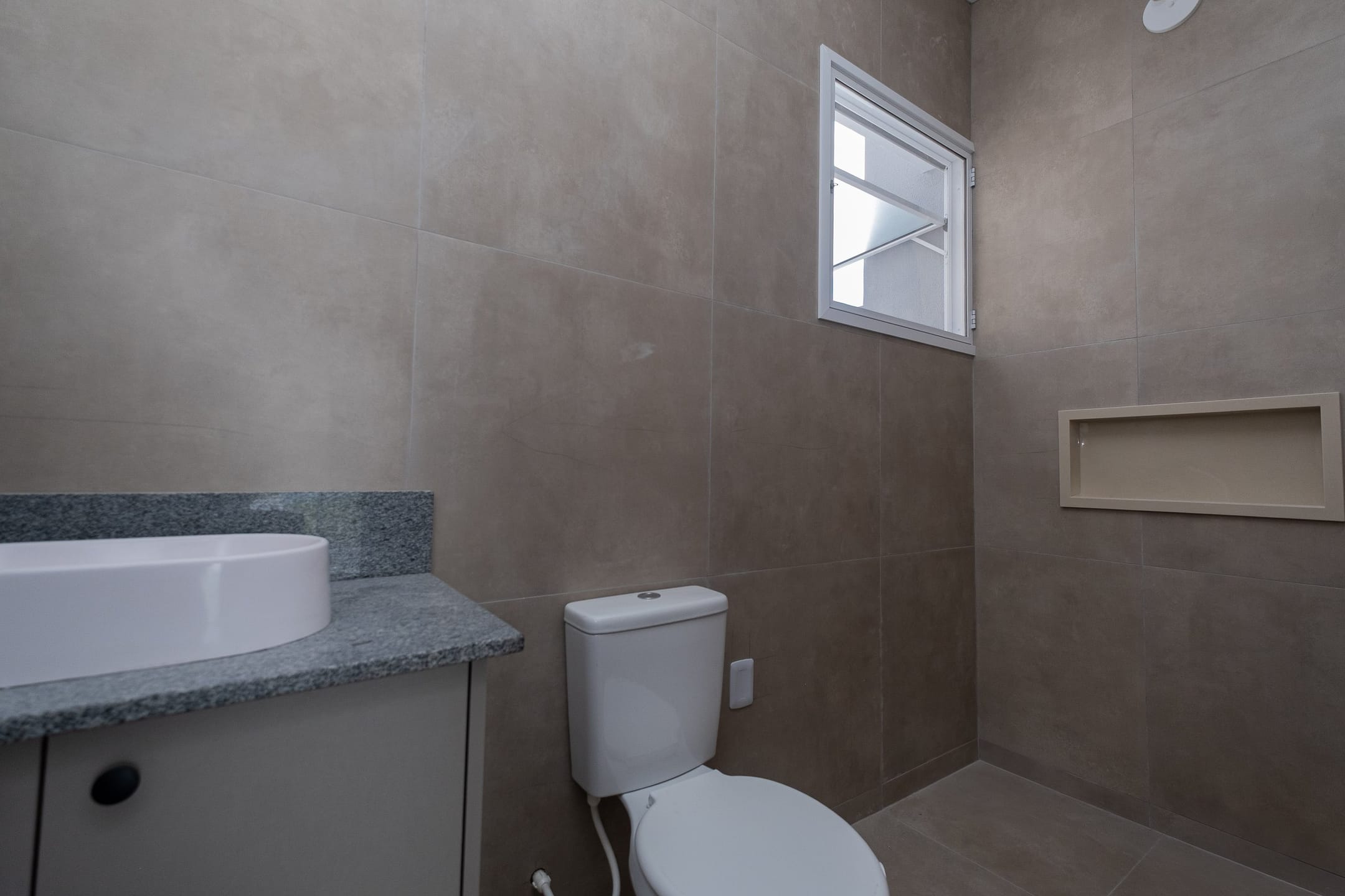 Casa semimobiliada à venda no Quinta do Lago - 170 m², 3 quartos (sendo 1 suíte), móveis planejados, área de lazer com piscina e churrasqueira. - 16