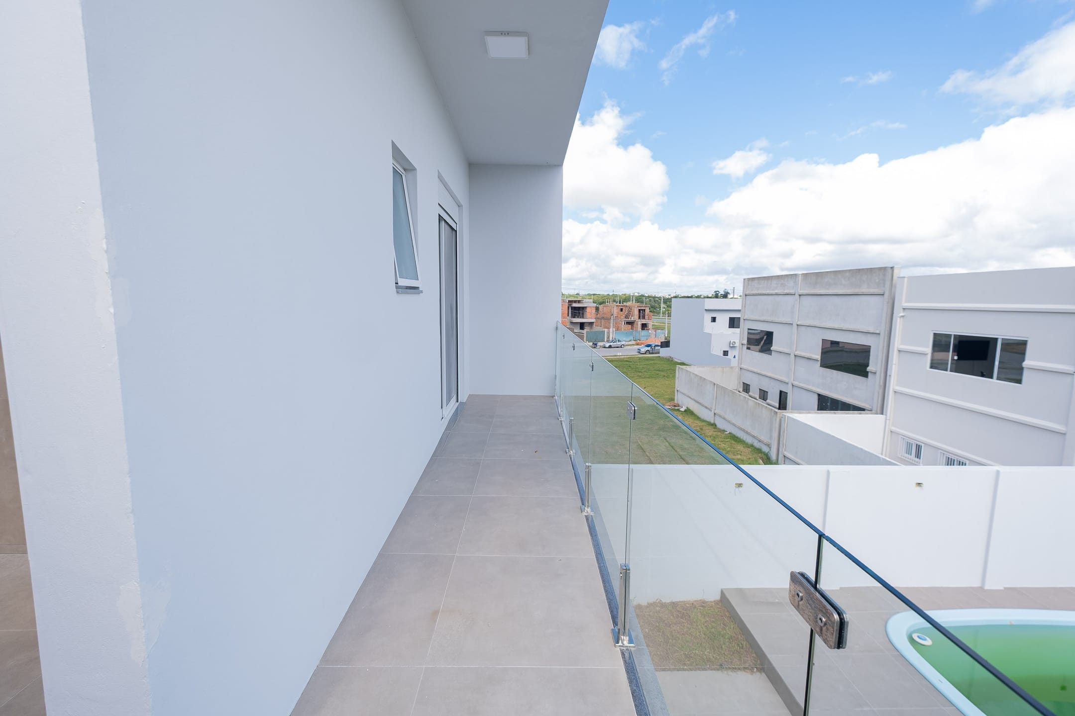 Casa semimobiliada à venda no Quinta do Lago - 170 m², 3 quartos (sendo 1 suíte), móveis planejados, área de lazer com piscina e churrasqueira. - 17