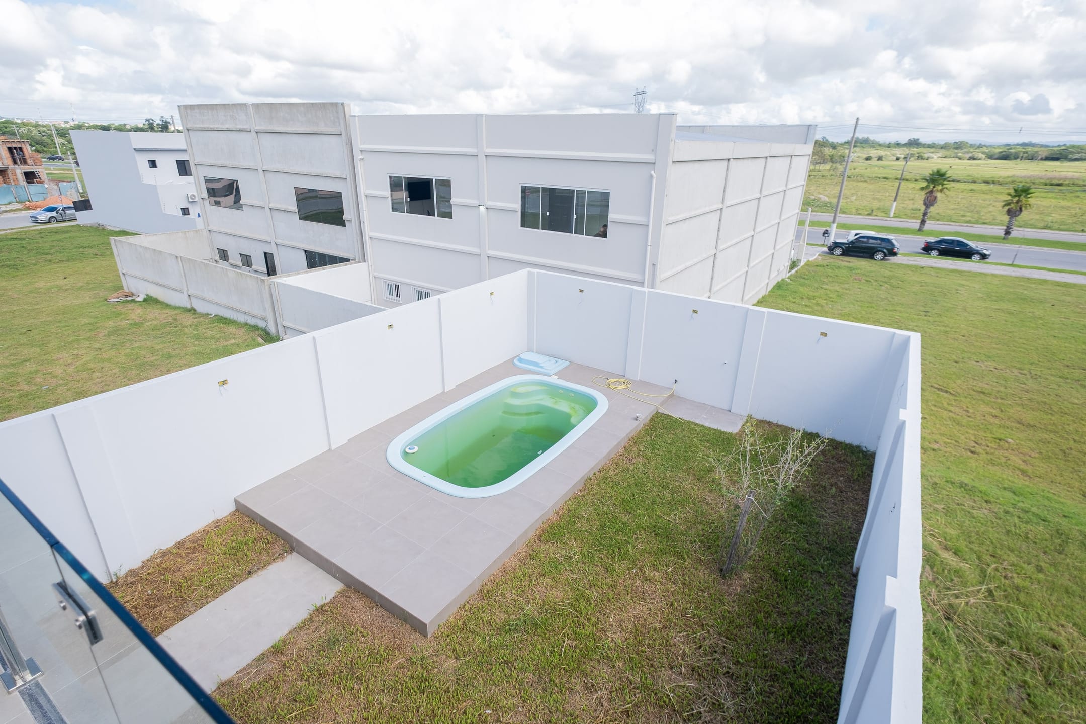 Casa semimobiliada à venda no Quinta do Lago - 170 m², 3 quartos (sendo 1 suíte), móveis planejados, área de lazer com piscina e churrasqueira. - 18