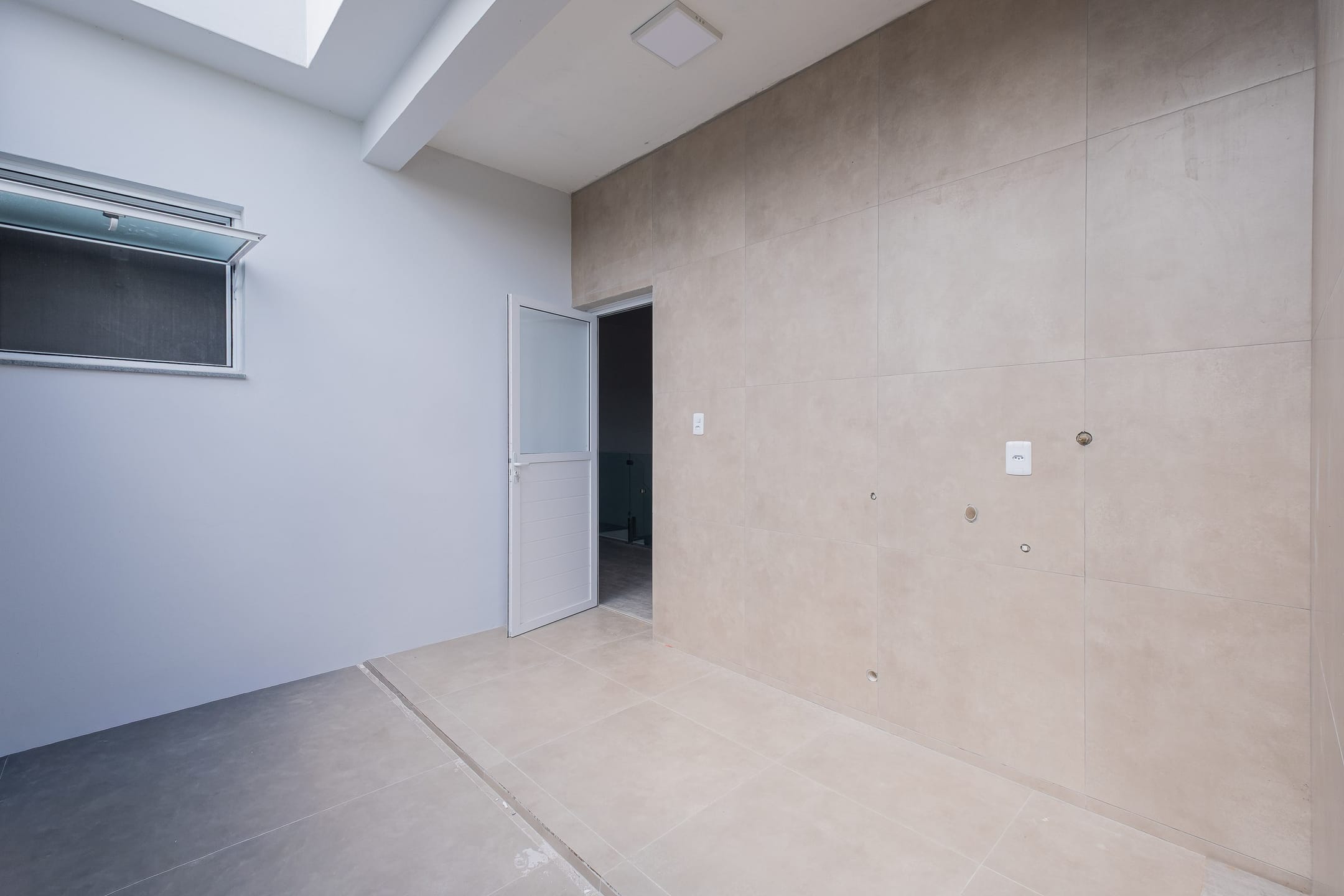 Casa semimobiliada à venda no Quinta do Lago - 170 m², 3 quartos (sendo 1 suíte), móveis planejados, área de lazer com piscina e churrasqueira. - 19