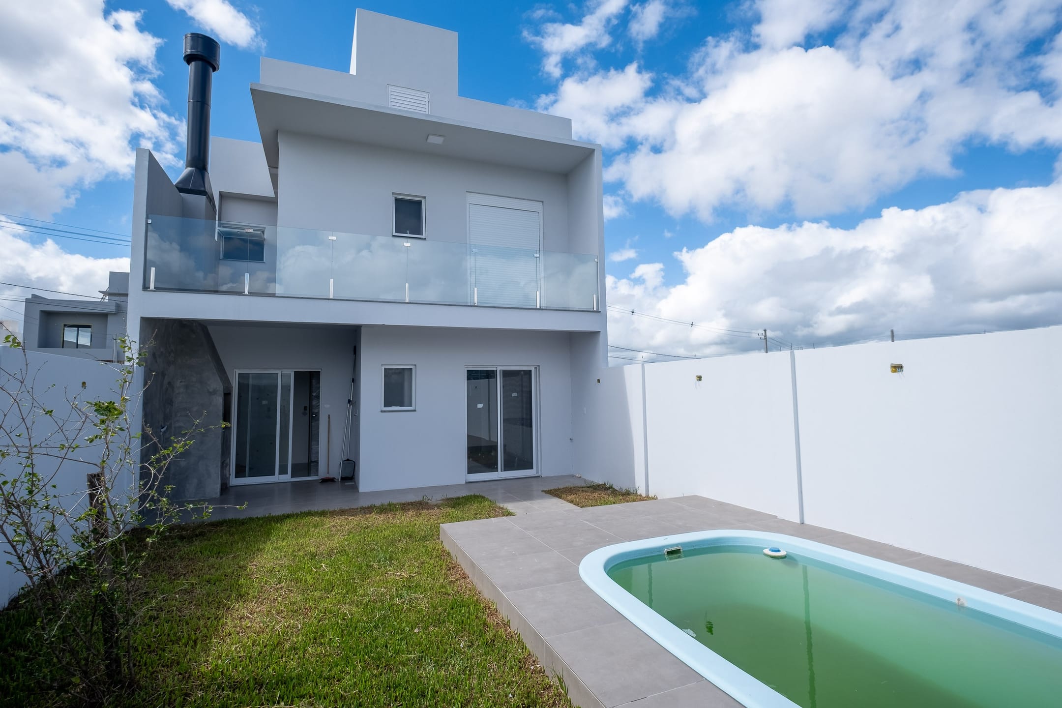 Casa semimobiliada à venda no Quinta do Lago - 170 m², 3 quartos (sendo 1 suíte), móveis planejados, área de lazer com piscina e churrasqueira. - 22