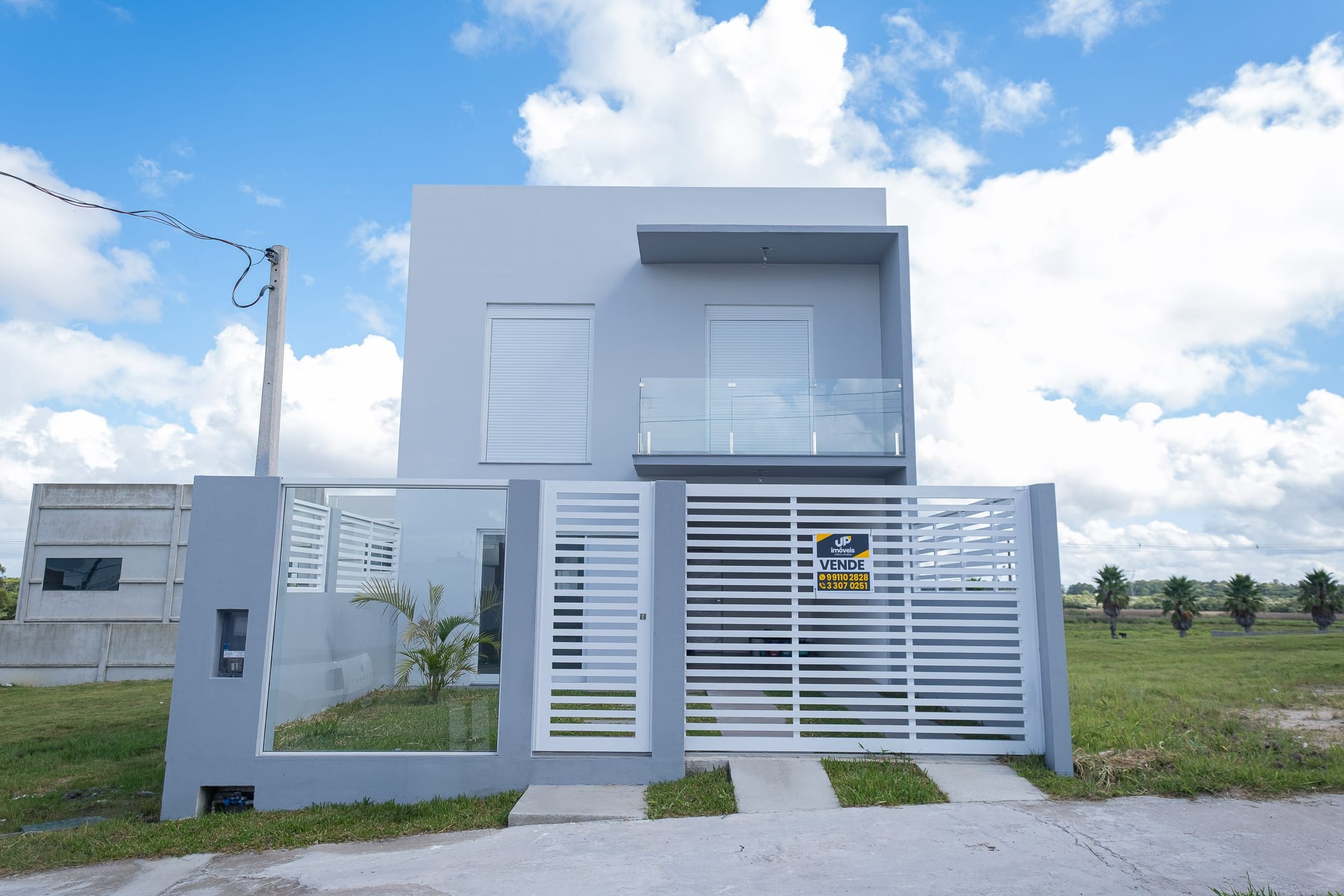 Casa semimobiliada à venda no Quinta do Lago - 170 m², 3 quartos (sendo 1 suíte), móveis planejados, área de lazer com piscina e churrasqueira. - 23