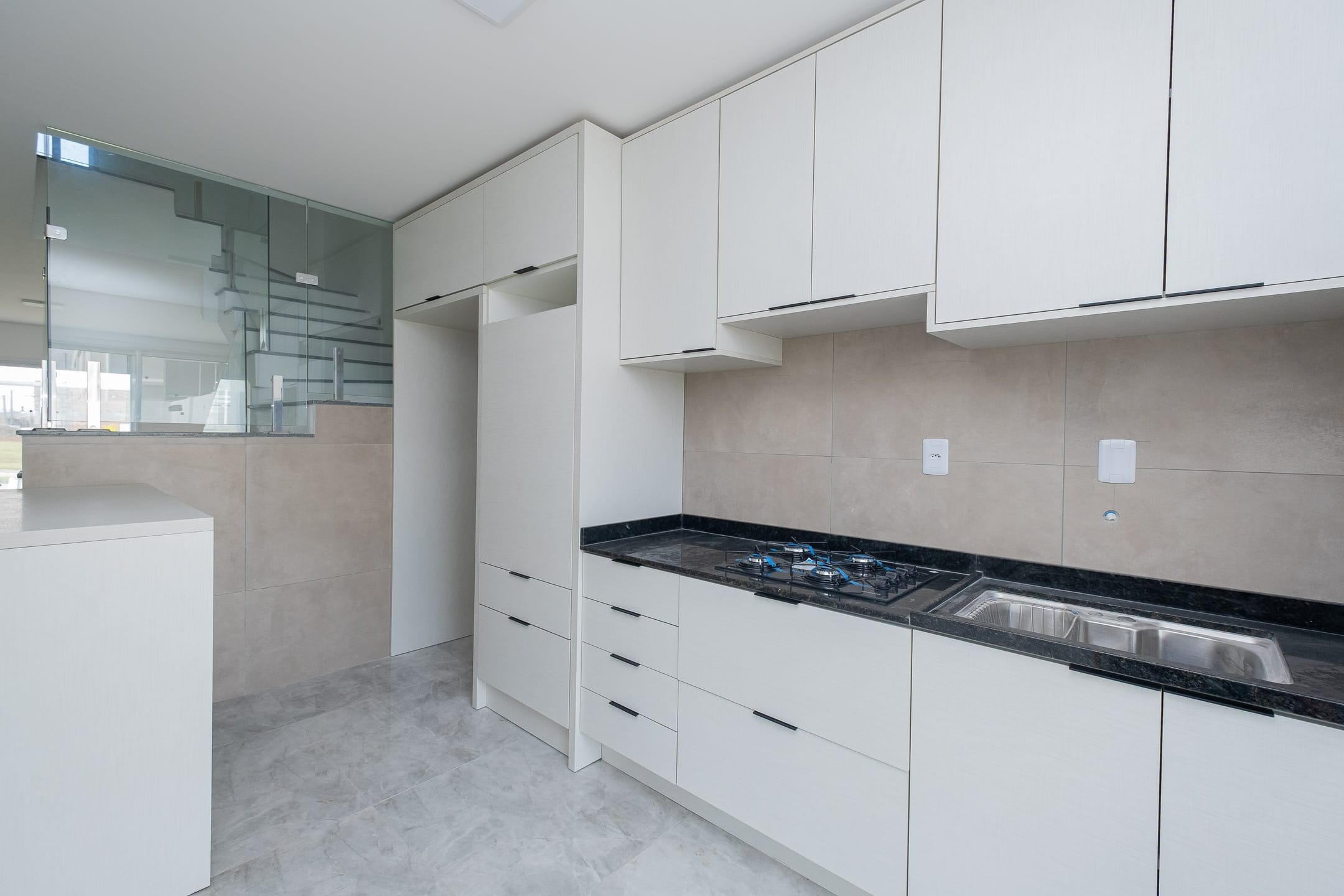 Casa semimobiliada à venda no Quinta do Lago - 170 m², 3 quartos (sendo 1 suíte), móveis planejados, área de lazer com piscina e churrasqueira. - 6