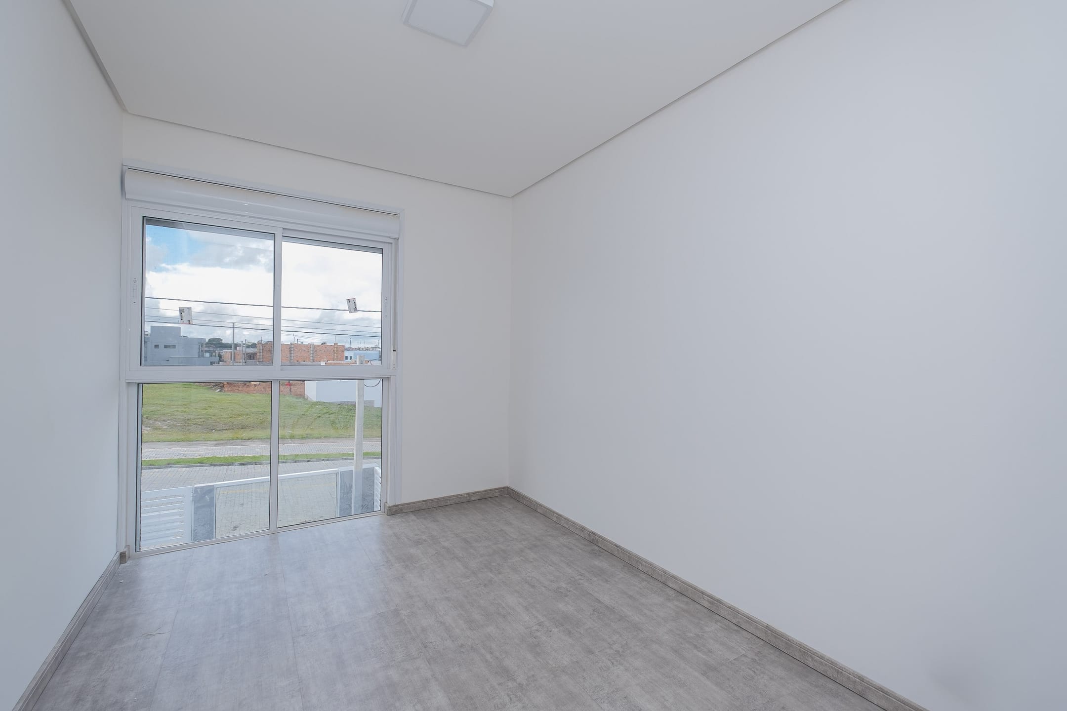 Casa semimobiliada à venda no Quinta do Lago - 170 m², 3 quartos (sendo 1 suíte), móveis planejados, área de lazer com piscina e churrasqueira. - 7
