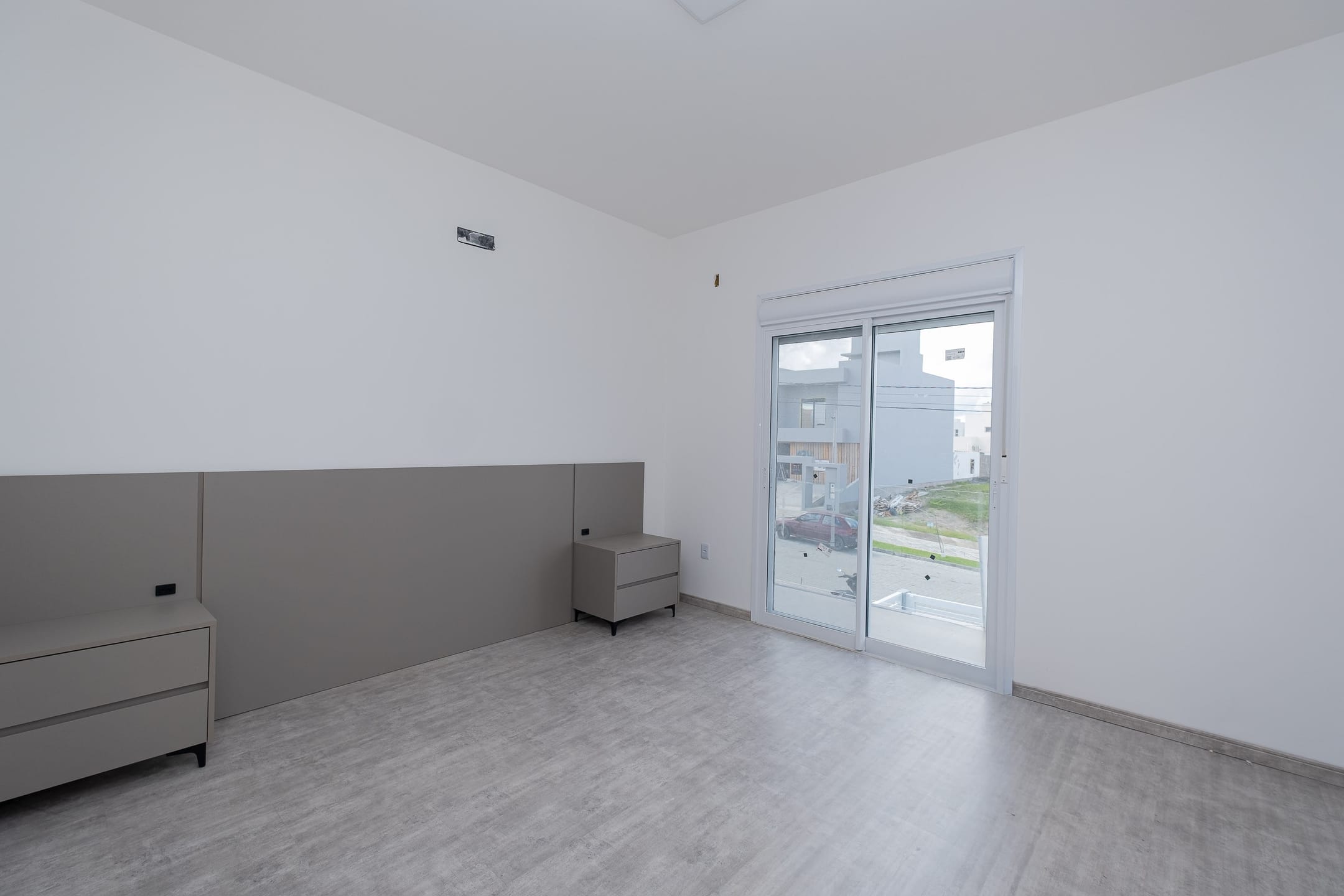 Casa semimobiliada à venda no Quinta do Lago - 170 m², 3 quartos (sendo 1 suíte), móveis planejados, área de lazer com piscina e churrasqueira. - 9