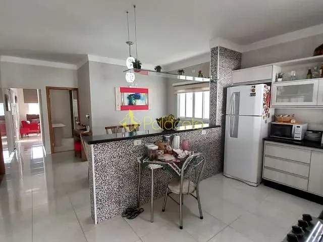 Casa 3 quartos e 3 banheiros, à venda, no bairro Piracangaguá em Taubaté