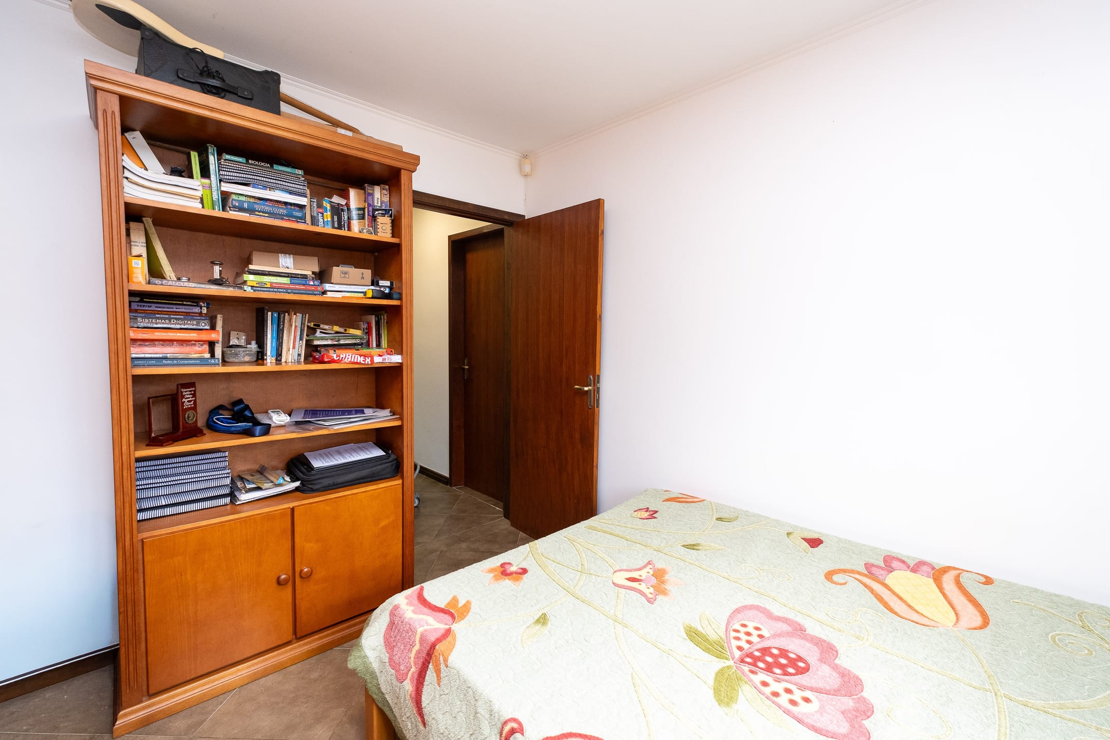 Casa à venda no Areal, Pelotas - 193 m², 3 quartos, cozinha com armários, lareira, espaço gourmet com churrasqueira e piscina. - 10